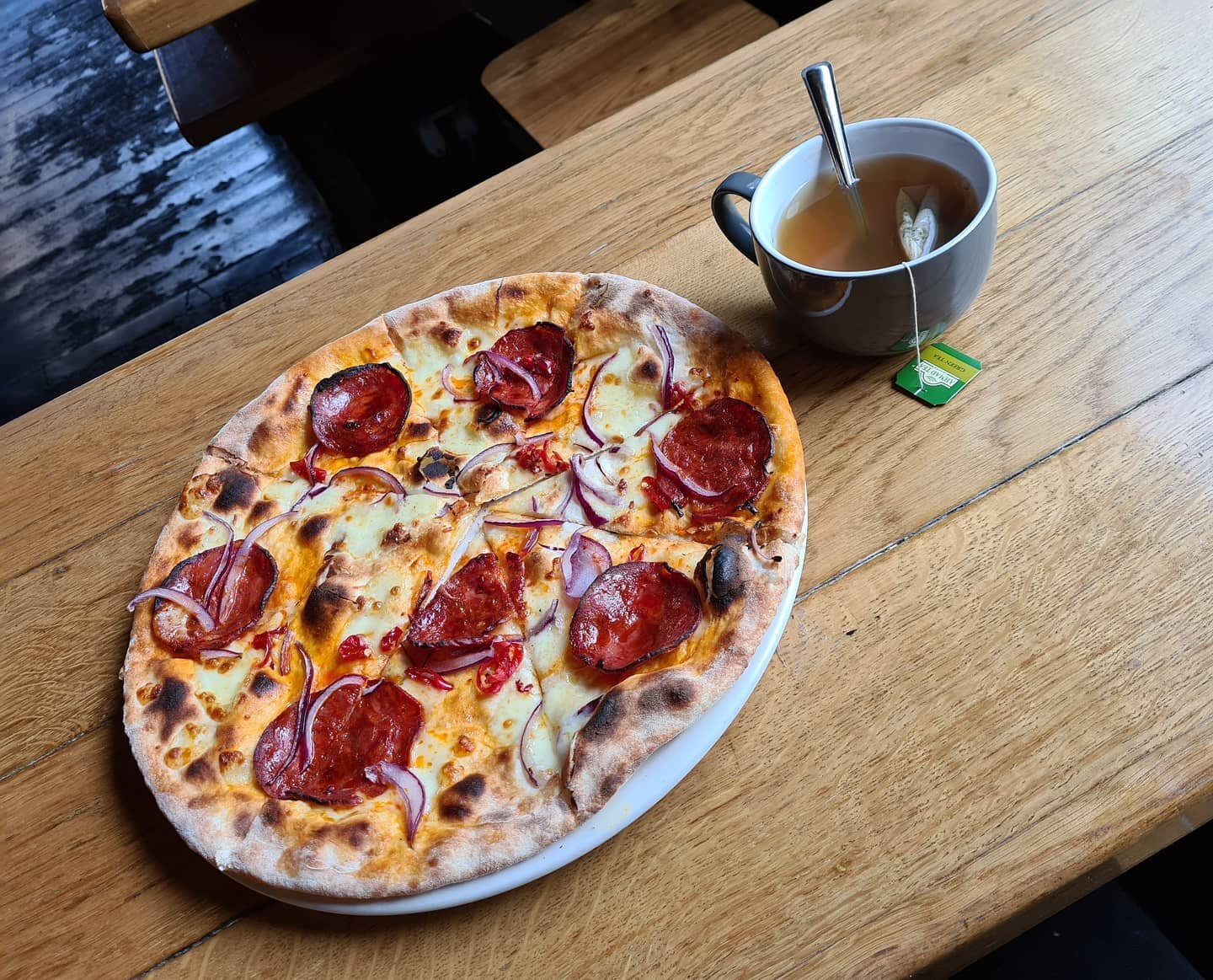 We've got your substantial meal covered @florist_arms. Whether you're a meat eater, vegetarian, vegan or gluten intolerant. Pop in for a Pizza and a Pint! #thefloristarms #eastendboozer #bethnalgreenboozer #E2 #substantialmeal #pizza #meatlover #vega