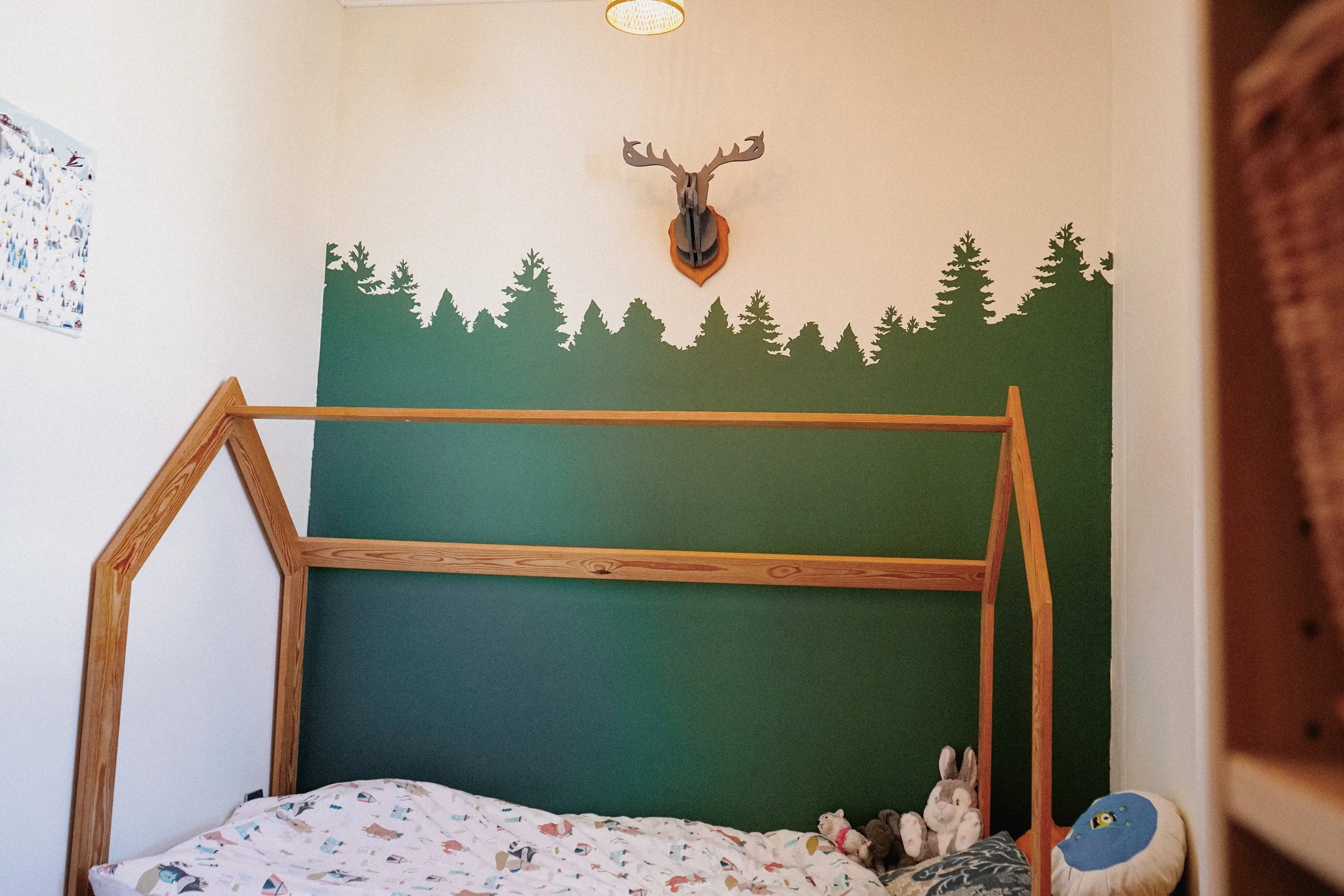 Création d'un habillage mural "Forêt" sur-mesure pour une chambre d'enfant.