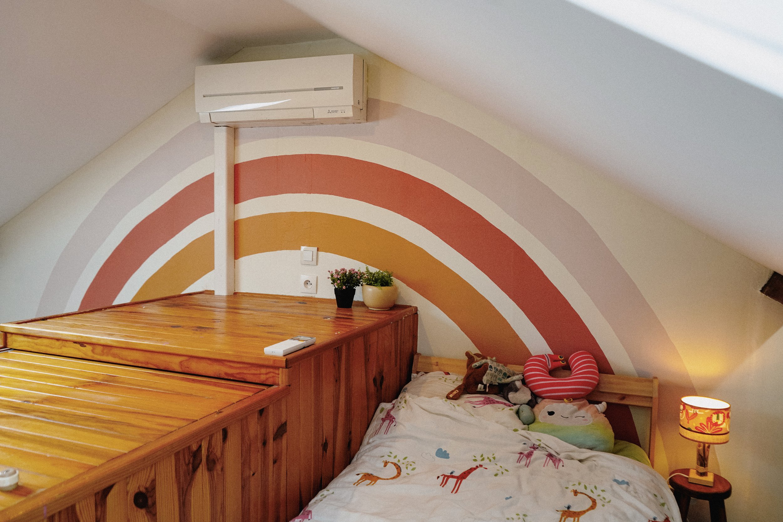 Création d'un habillage mural "arc-en-ciel" sur-mesure pour une chambre d'enfant sous les toits.