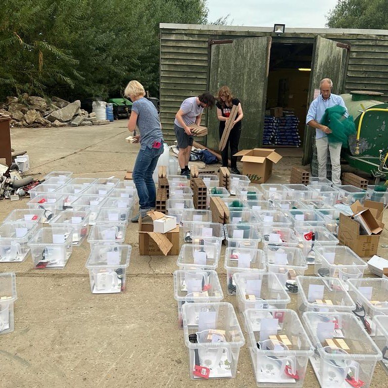 Lots of work going into preparing seed packs for schools and youth clubs in Eastbourne as part of the Seeds4Kids project being promoted by @treebourne  @ecoed2030  and  Lottbridge Golf Club&hellip;find out more at www.treebourne.org/schools

#eastbou