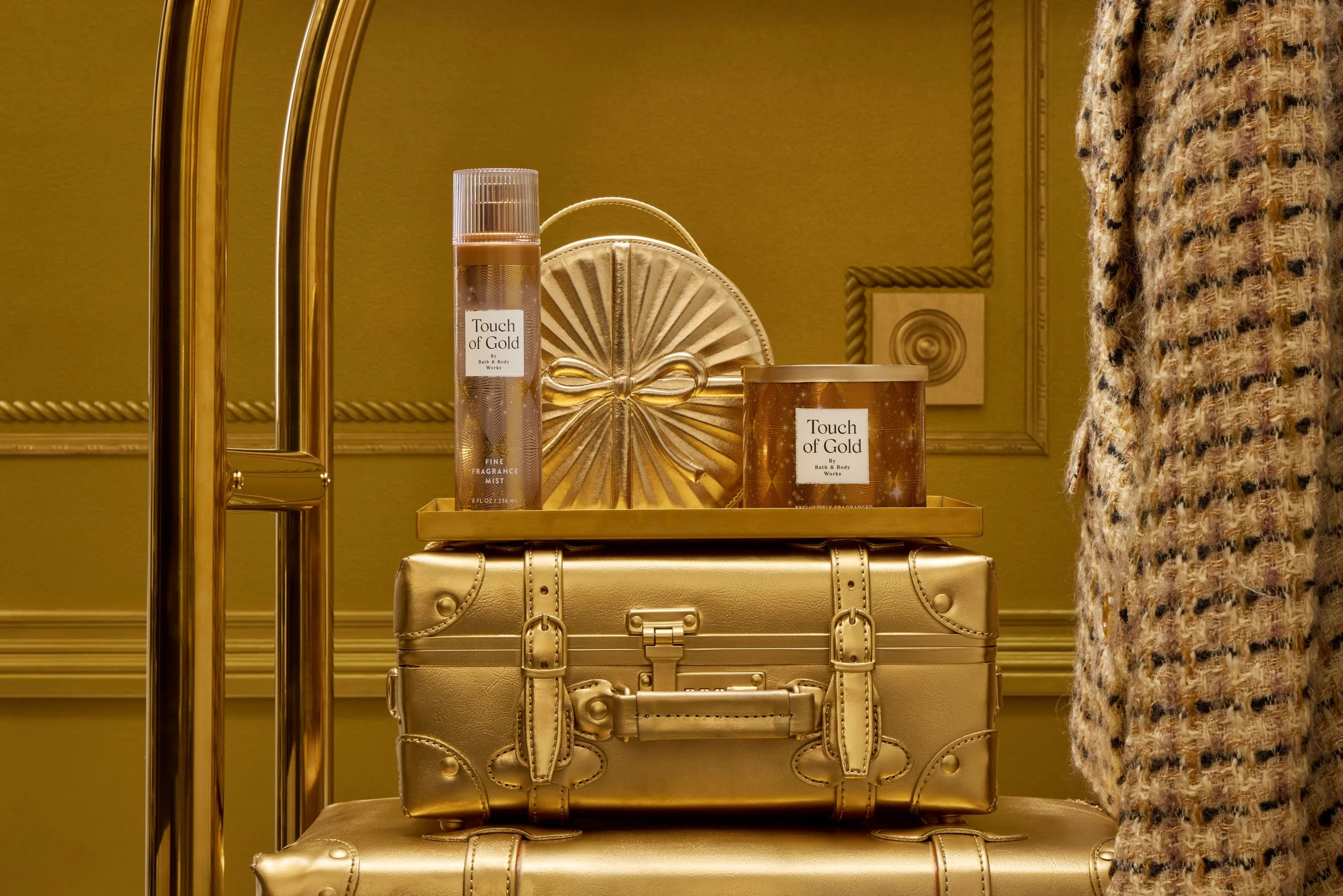 FNL_H125_763565_LOY_JEBBETHOLIDAYGIFTING_735_HERO copy.jpg