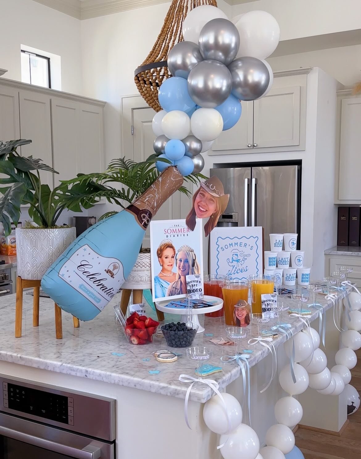 When the bride gives you creative freedom>>>> Shoutout to our gals in Austin for this precious set up!🤠🤍🍾👑