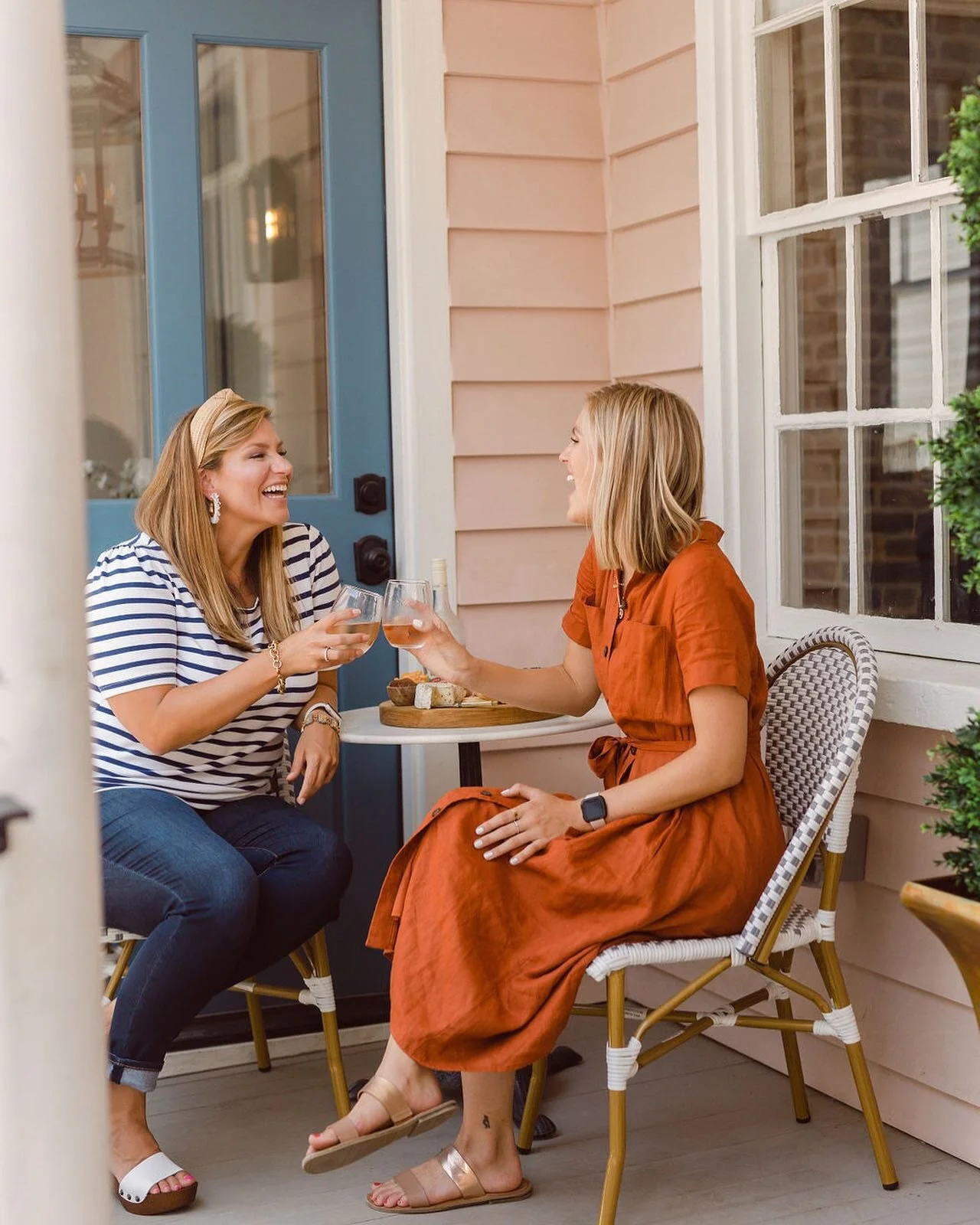 This is our absolute favorite time of year to hang out on one of our many piazzas! 🥂 Tag who you would sip the afternoon away with!
