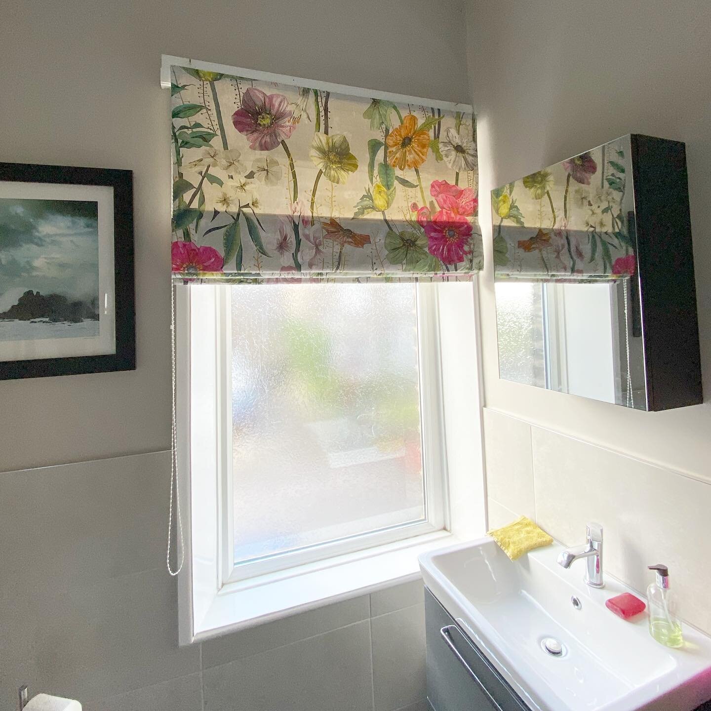 A bathroom roman blind. The customers own stunning fabric from @designersguild. On a mechanical track. #designerguildfabric #designerguild #fabric #floweryfabric #bathroomblind #curtainmaker #bespokeblind #romanblind #handmade #handmaderomanblind #ha