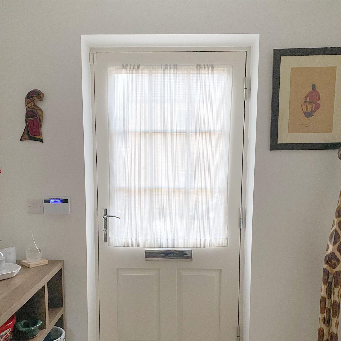 Having a flat voil curtain can give you a more modern look than a traditional gathered one. It will Still let the light in but gives you the privacy. #voil #curtain #madetomeasurevoiles #madetomeasurecurtain #curtainmaker #skipton #madeinskipton #hom