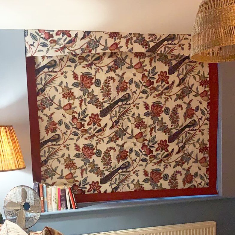 Stunning fabric all the way from India. With a beautiful red boarder and finished off with a matching Arched pelmet. #handmade #bespokeromanblind #indianfabric #internationhandmadeday #curtainmaker #skipton #yorkshire #madeinyorkshire #womanownedbusi