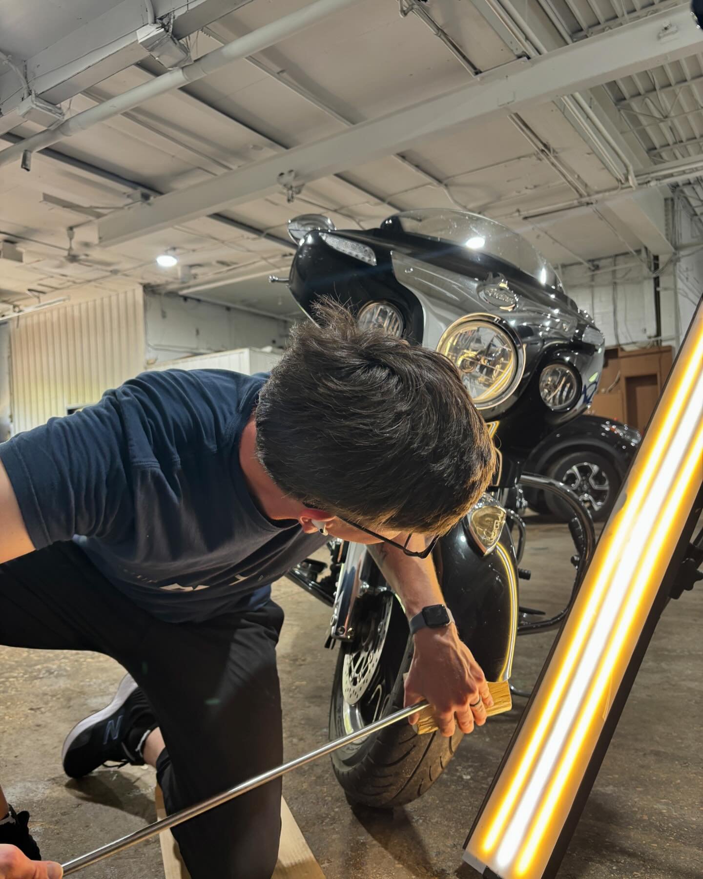 Swipe to see the rest of this beauty! (And a little bit of PDR tech butt 🍑)
A mishap on a bike lift left this Chieftan with an ugly dent in the front fender, after a couple hours of precision PDR work its owner rode away a happy man on a pristine bi