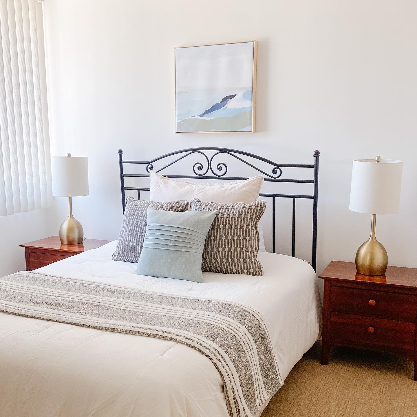 Staging tips!
Fresh paint, neutral bedding, matching lamps. Small changes make such a difference. #stagingtips #homestaging #stagingsells #stagingworks #homestagingworks