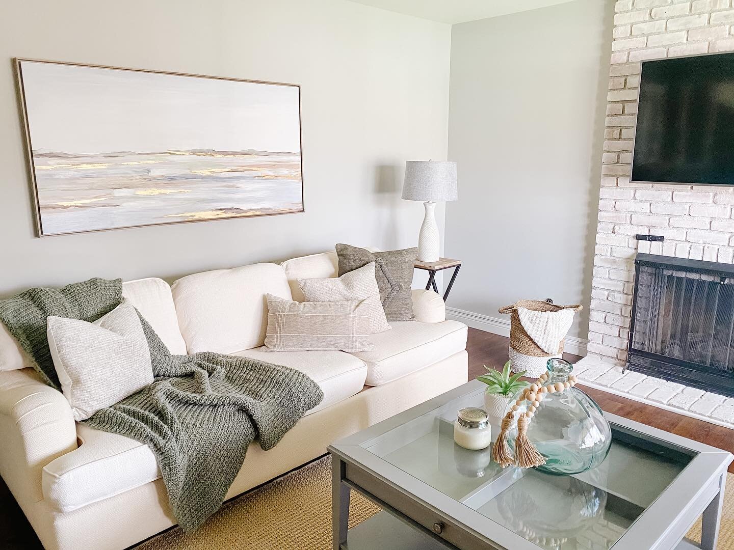 This home is ready! Mixed grays and creams to really warm this space up! #staging #stagingsells #stagingworks #stagedtosell #homestagingworks #homestaging
