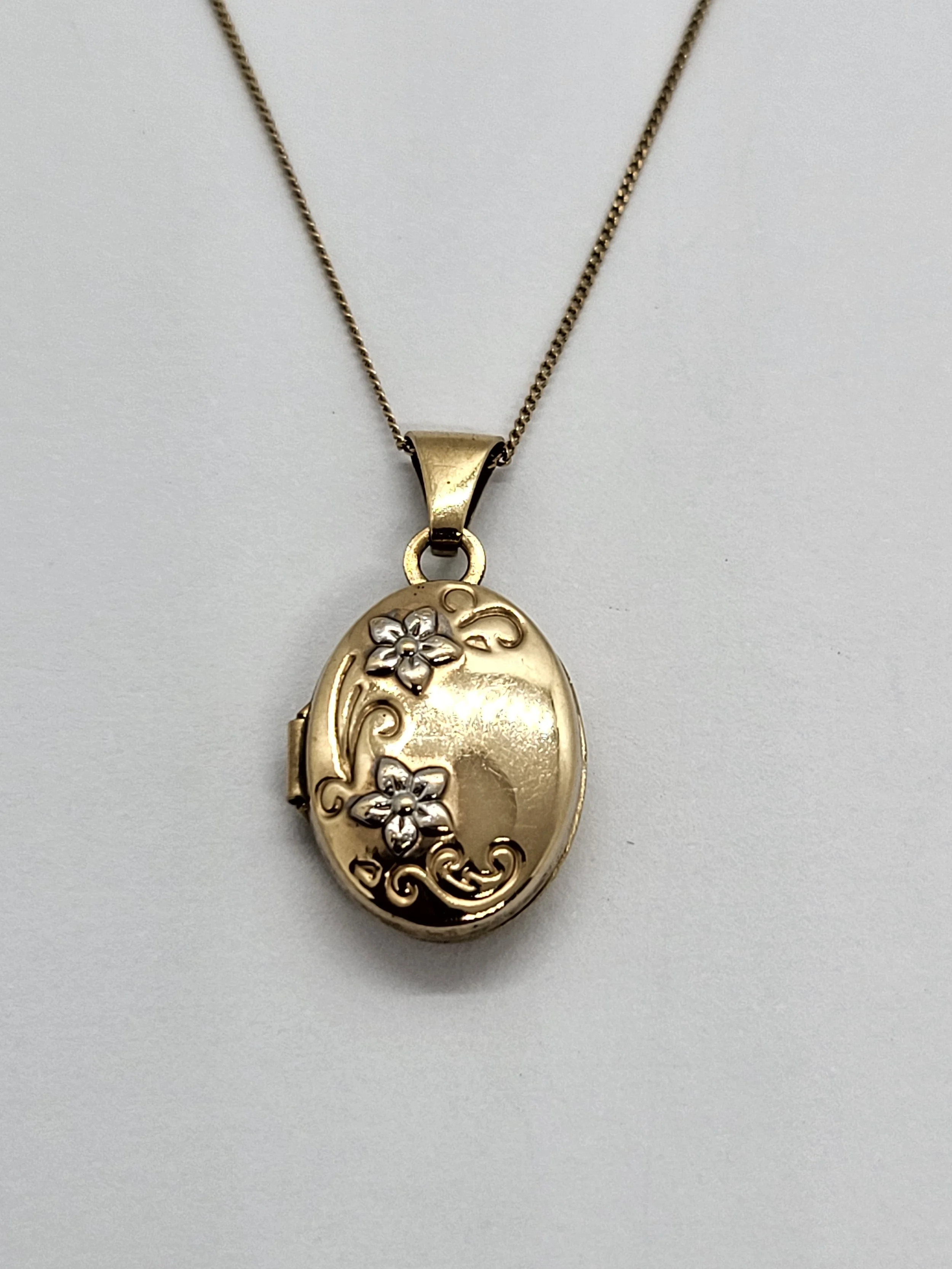 Gold Small Locket & Chain