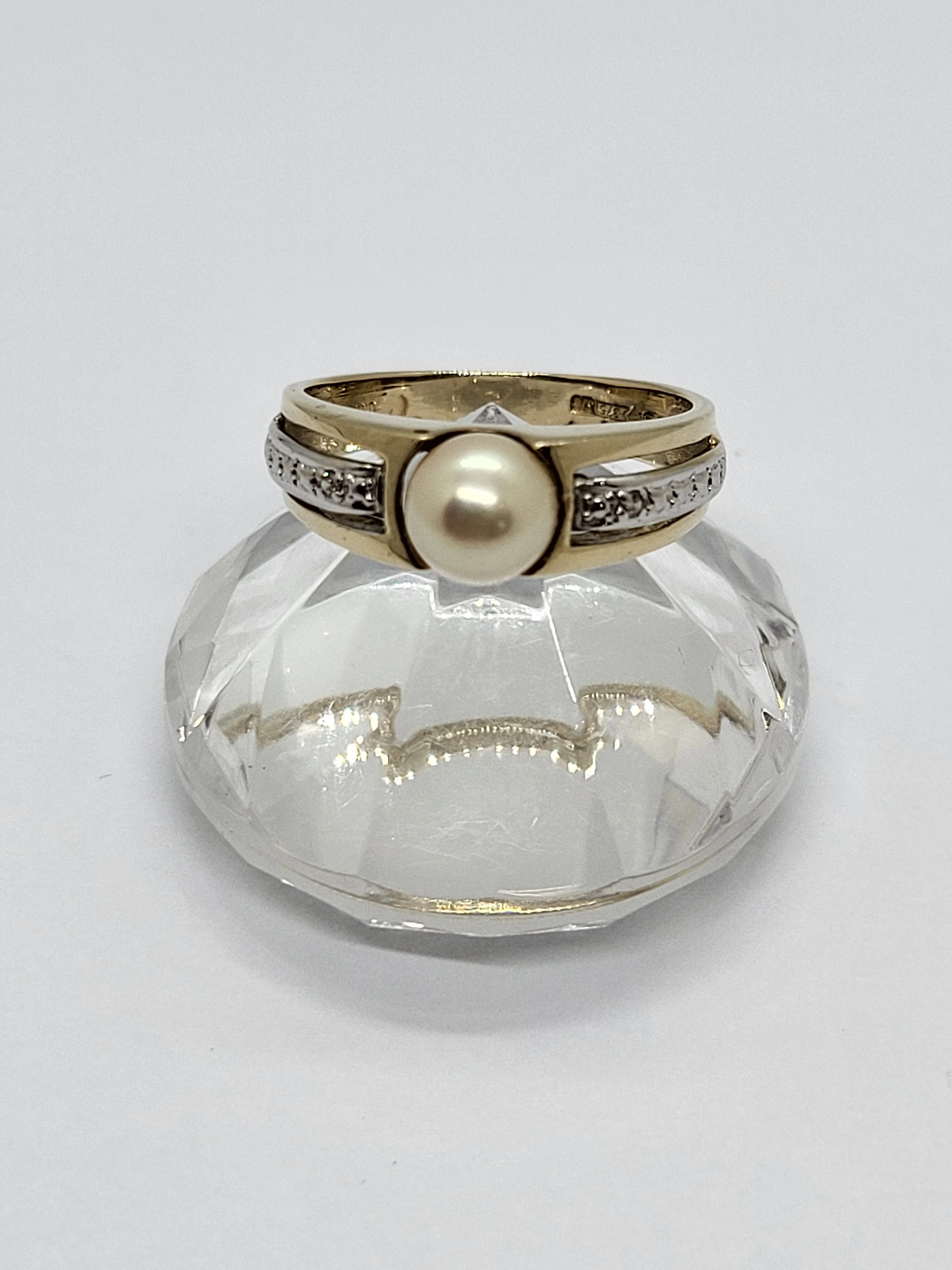 Gold Pearl Ring