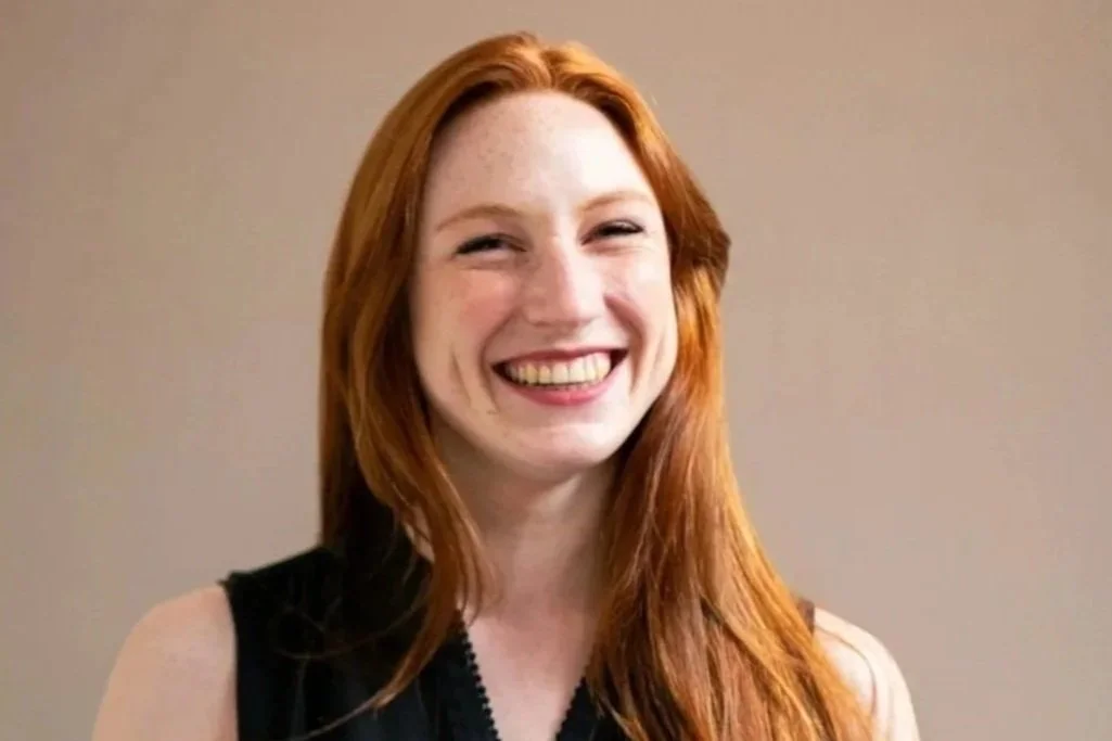 Asiakkaamme ovat tyytyväisiä luotettavuuteen, joustavuuteen, kokemukseen sekä vankkaan osaamiseen. Kuvassa hymyilevä nainen.