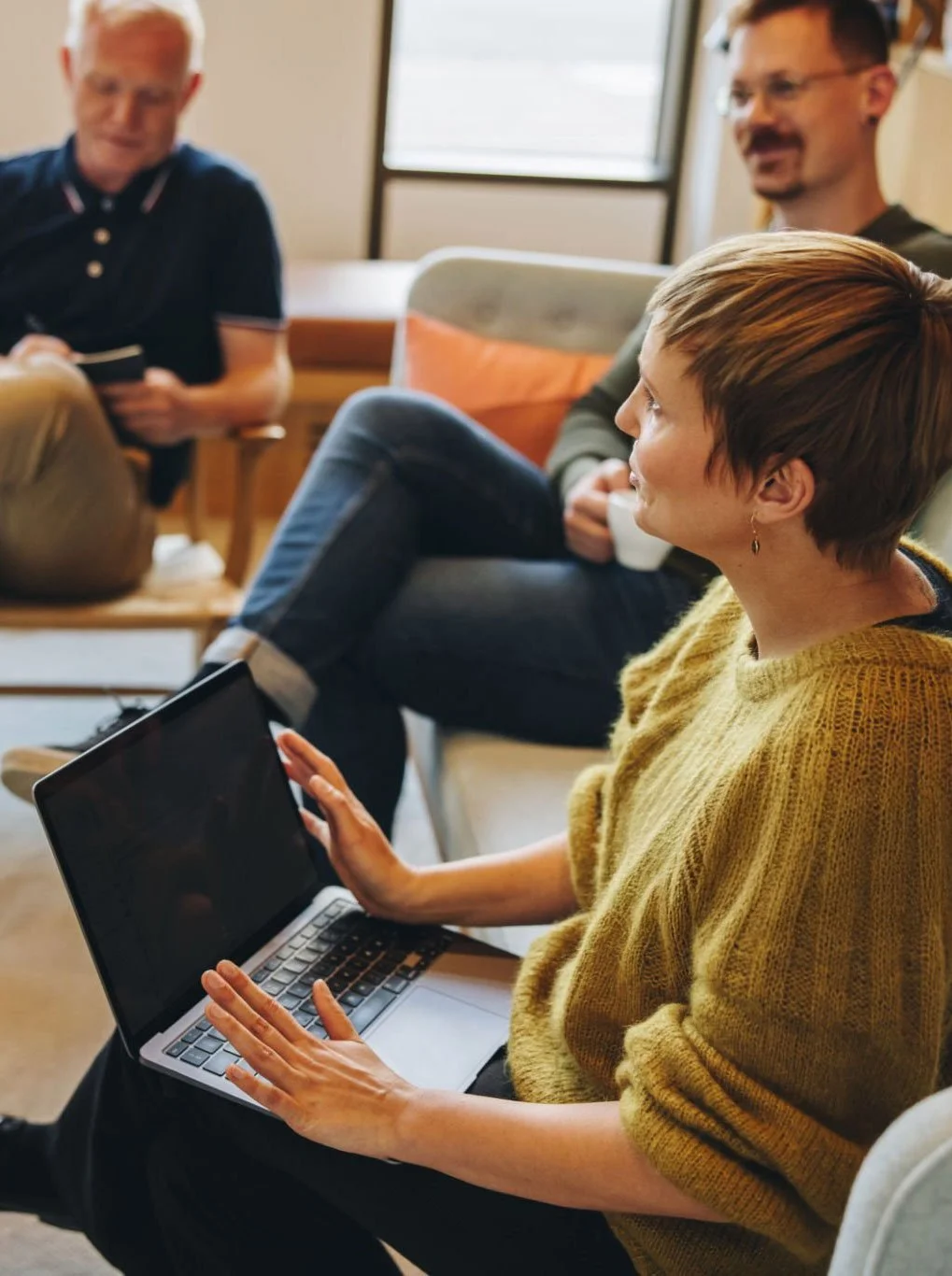 Me palvelemme julkishallintoa, yrityksiä ja kolmannen sektorin toimijoita. Kuvassa ryhmä keskustelemassa sisätiloissa.