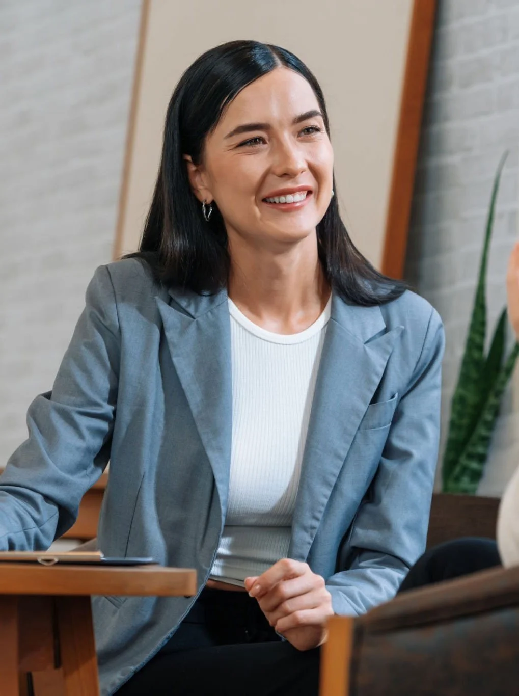 Tulkkaus- ja käännöspalvelut helposti ja luotettavasti . Kuvassa hymyilevä nainen.