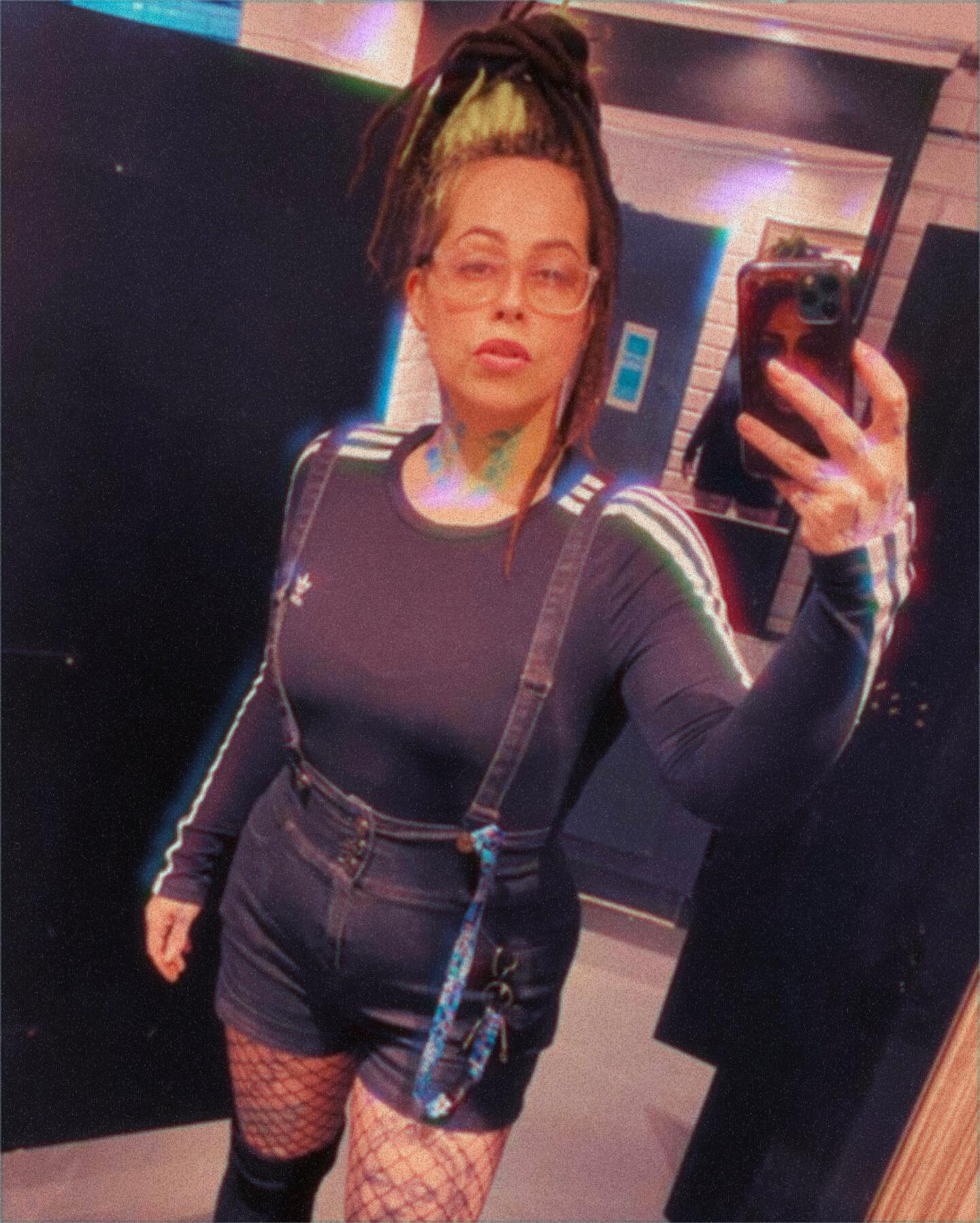 I seem to be really leaning into the Goth Mork vibes here&hellip; and I&rsquo;m okay with that.

Na-Nu Na-Nu

.
.
.

#morkfromork #gothmork #NonBinaryFinery #fabsurdist #SelfLoveWarrior
#nightlifelover