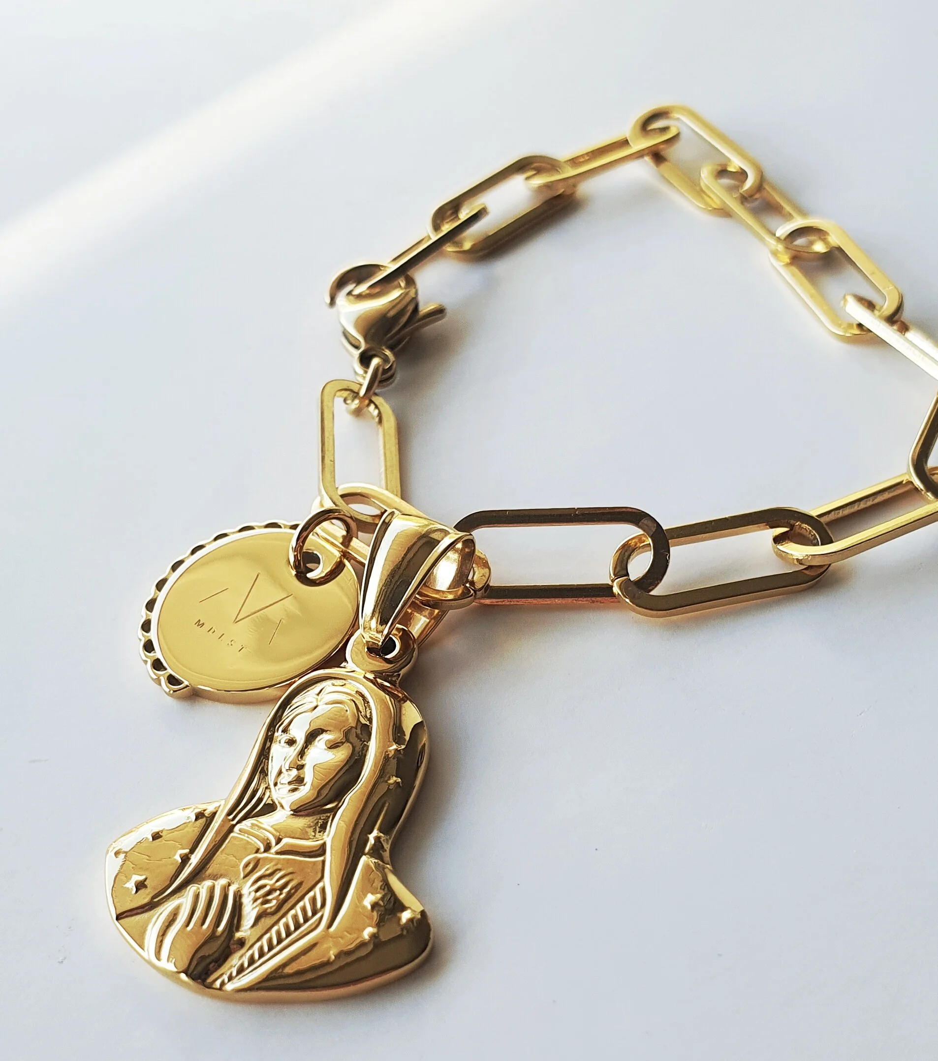 BEHIND THE MAN ON CHAIN REACTION BRACELET