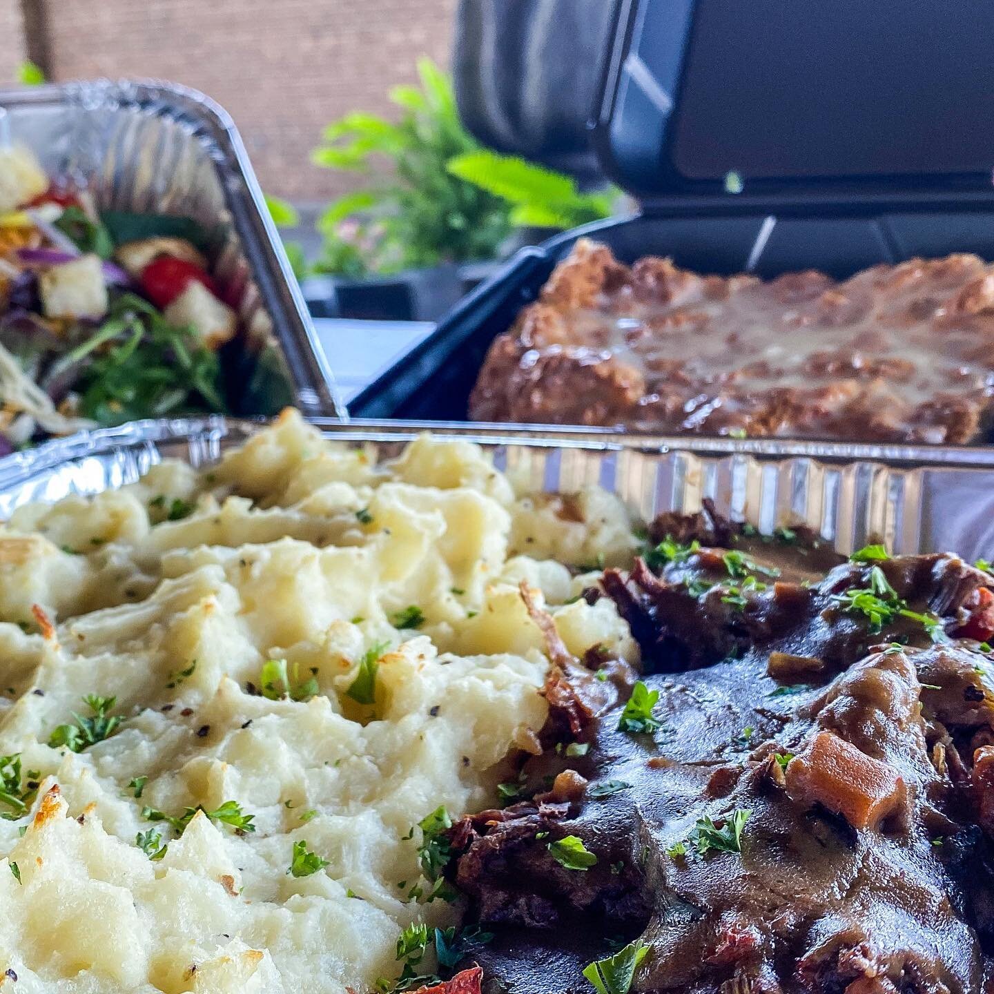 Weekly FAMILY MEAL DEAL!!! 🤩

Pot roast 🍴 
Mashed potatoes 🥔 
Salad 🥗 
Bread pudding 🍮 💥Feed your family of 5 for $49.99 💥
