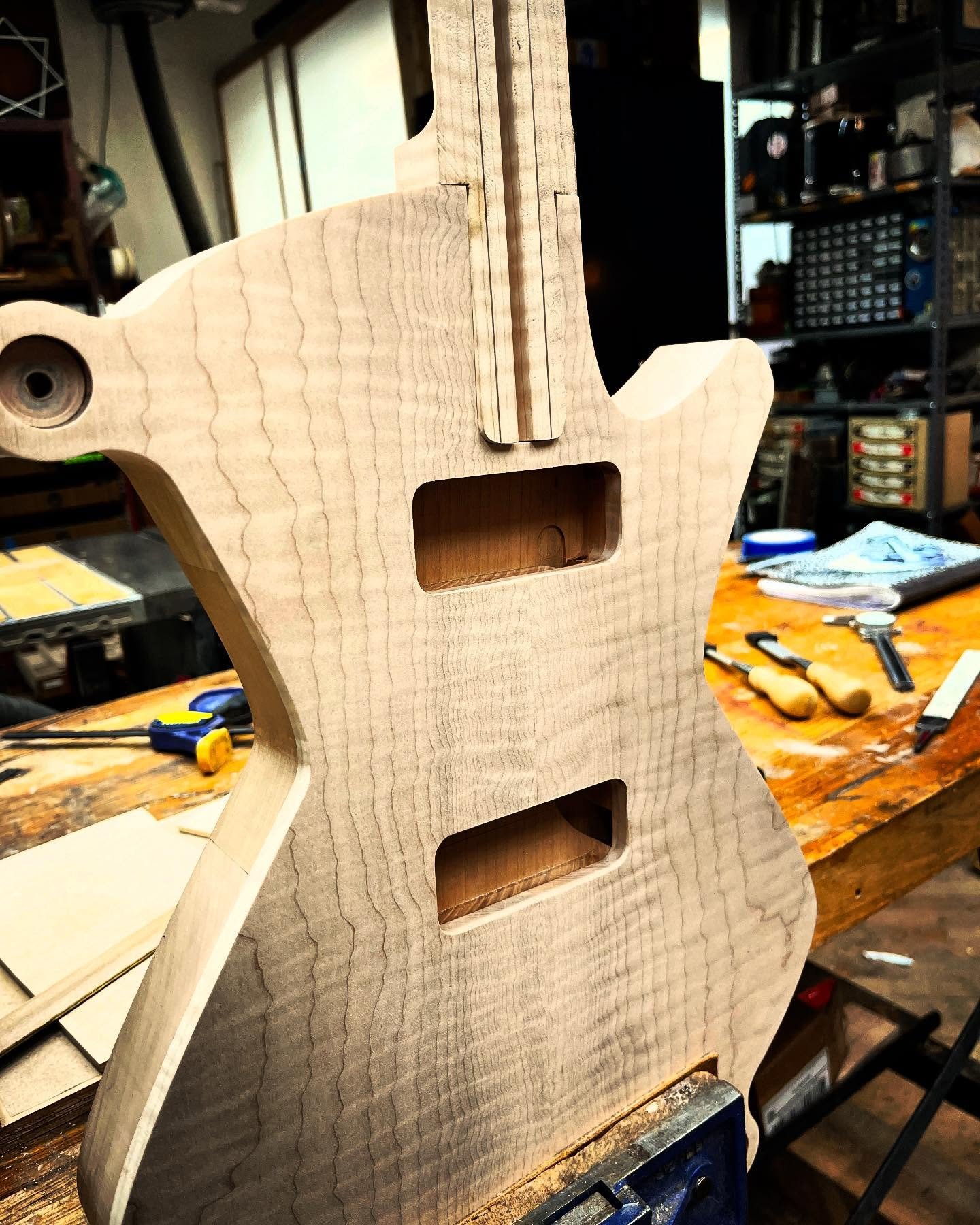 The Perfect fit 🤌 #customguitar #guitarcustomshop #handbuiltguitars #luthier #customshopguitar #highendguitars #guitargear #setneck #electricguitar #mandrayk_music #mandrayk #neckset #woodworking