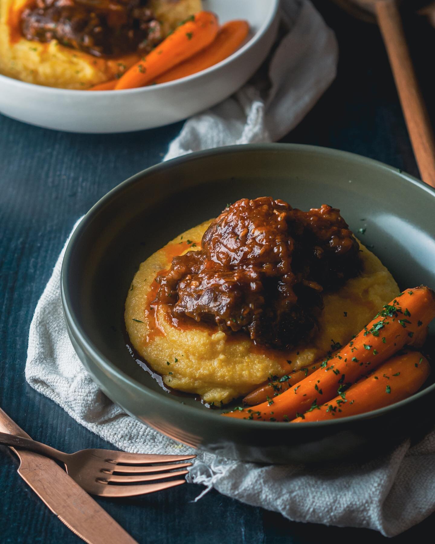 Bochechas de Porco Estufadas.
Esta receita cl&aacute;ssica, intemporal &eacute; a comida de conforto perfeita para este dias frios, n&atilde;o acham?
Com a sua textura tenra e suculenta as bochechas de porco s&atilde;o uma das partes mais nobres do p