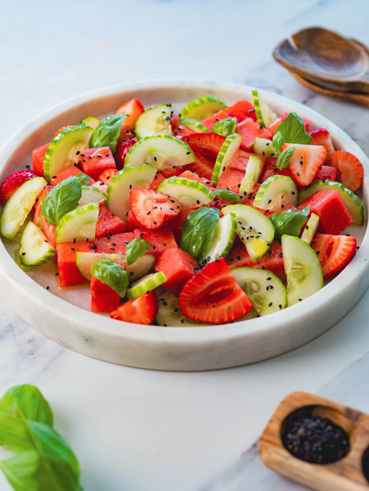 Salada de Morangos, Pepino e Melancia.
Fresca, crocante e inesperada &mdash; uma combina&ccedil;&atilde;o que n&atilde;o parece &oacute;bvia&hellip; mas que fica uma del&iacute;cia. 
&Agrave;s vezes, &eacute; isto: poucos ingredientes, bem escolhidos