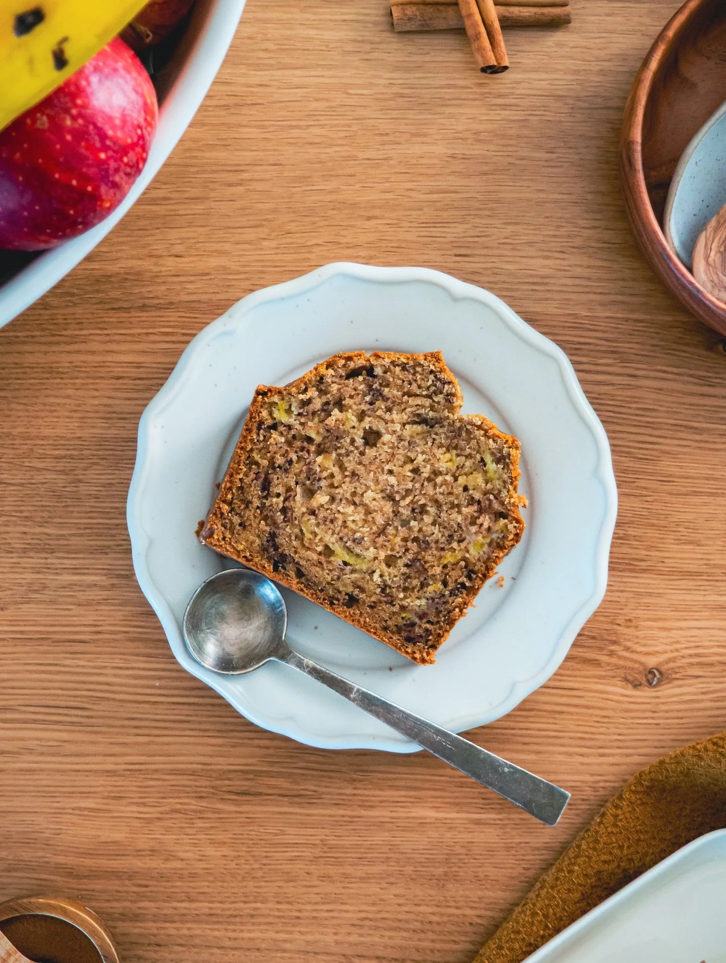 Banana Bread.
Perfeito para aproveitar bananas maduras. Fica h&uacute;mido, macio, com aquele aroma a canela que enche a cozinha.
Daqueles bolos que fazem sentido &mdash; no dia a dia, sem esfor&ccedil;o.
👇
Receita:
Ingredientes:
75g de &oacute;leo 