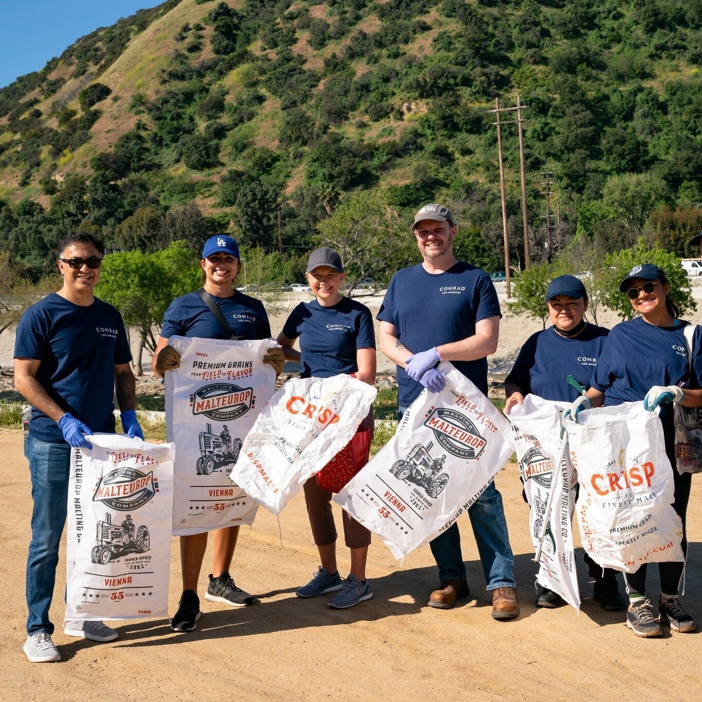 ~Teamwork makes the dreamwork~

At our Earth Day clean up, LA Waterkeeper was proud to have partnered with @stiiizynation and members of the community to clean up along the LA River. In total, we collected ~800lbs of trash. That's a lot of trash! 

W