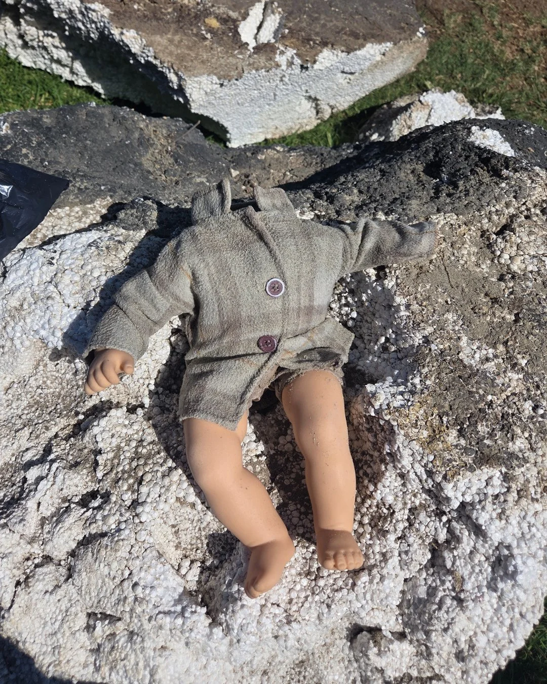 This doll was found at our most recent beach cleanup - sitting on a throne of styrofoam 😅⁠
⁠
It gave us a spook not just because it looks like something out of a horror more&hellip; but because it&rsquo;s represents we&rsquo;re leaving in our water 