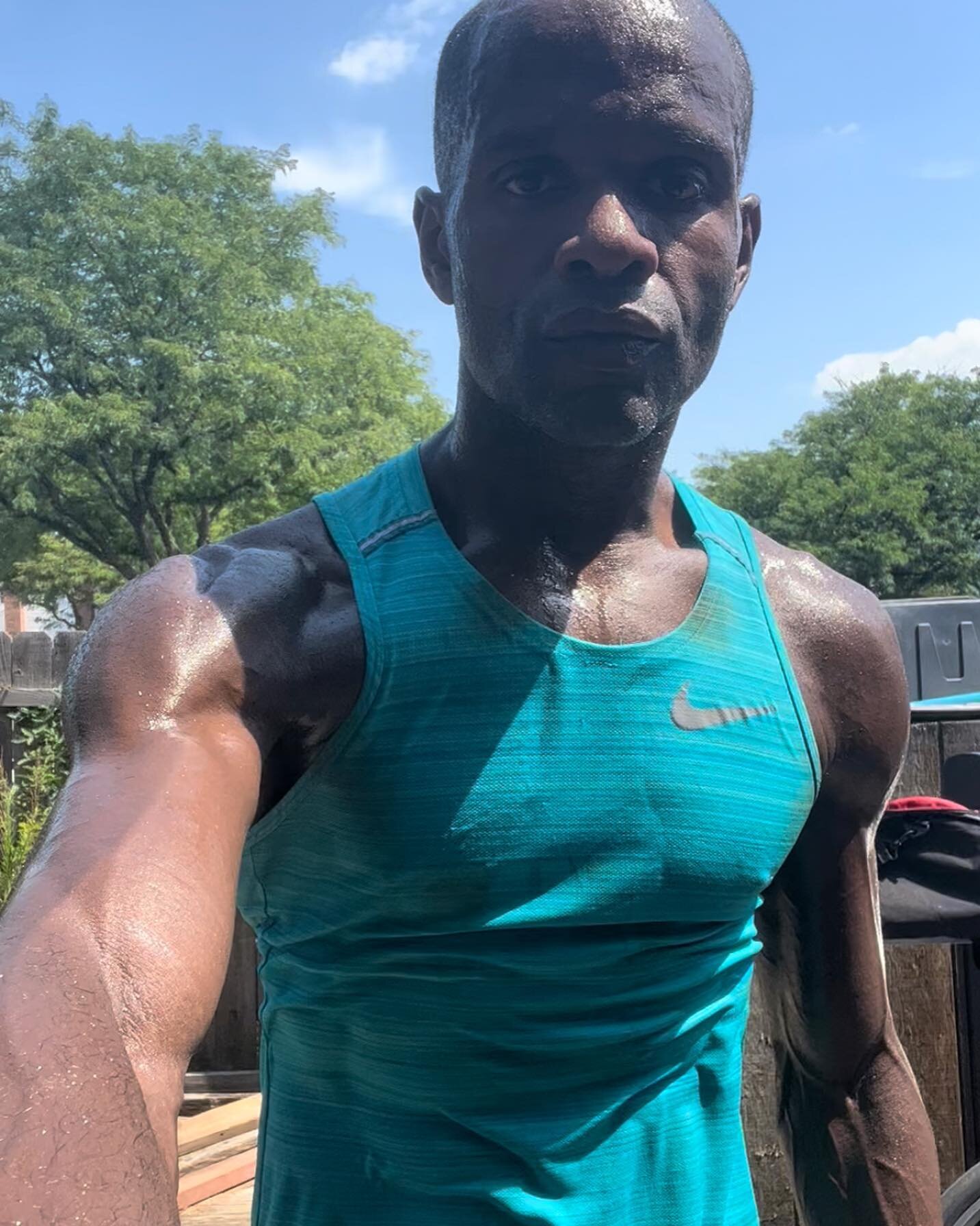 Happy Friday 😊💙Stay strong, stay healthy, stay hydrated 💦 #fitafter40 #njpersonaltrainer #staystrong #stayhealthy #drinkwater #endlesssummer #manitshot 🥵