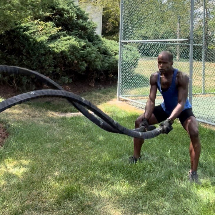 Happy Monday.  Get in there and rope it&hellip;so to speak. Stay strong, stay healthy, stay in there. Nothing but love 😊💙🏋🏿 #fitafter40 #njpersonaltrainer #hiitfit #battleropehiit #staystrong #stayhealthy #stillsummer☀️ #nothingbutlove❤️