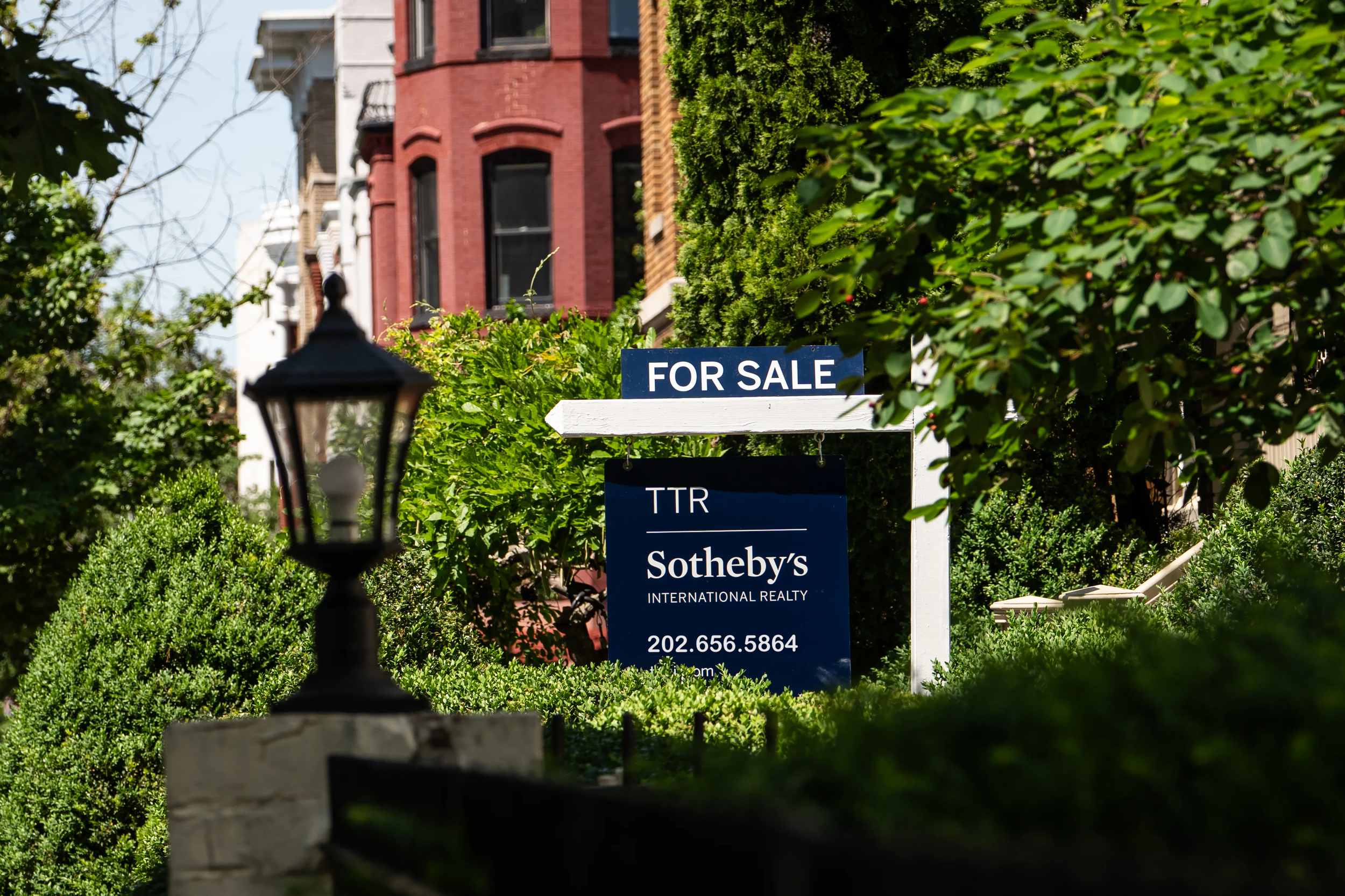 Why Mortgage Rates Follow the 10-Year Treasury and Not the Federal Reserve Rate