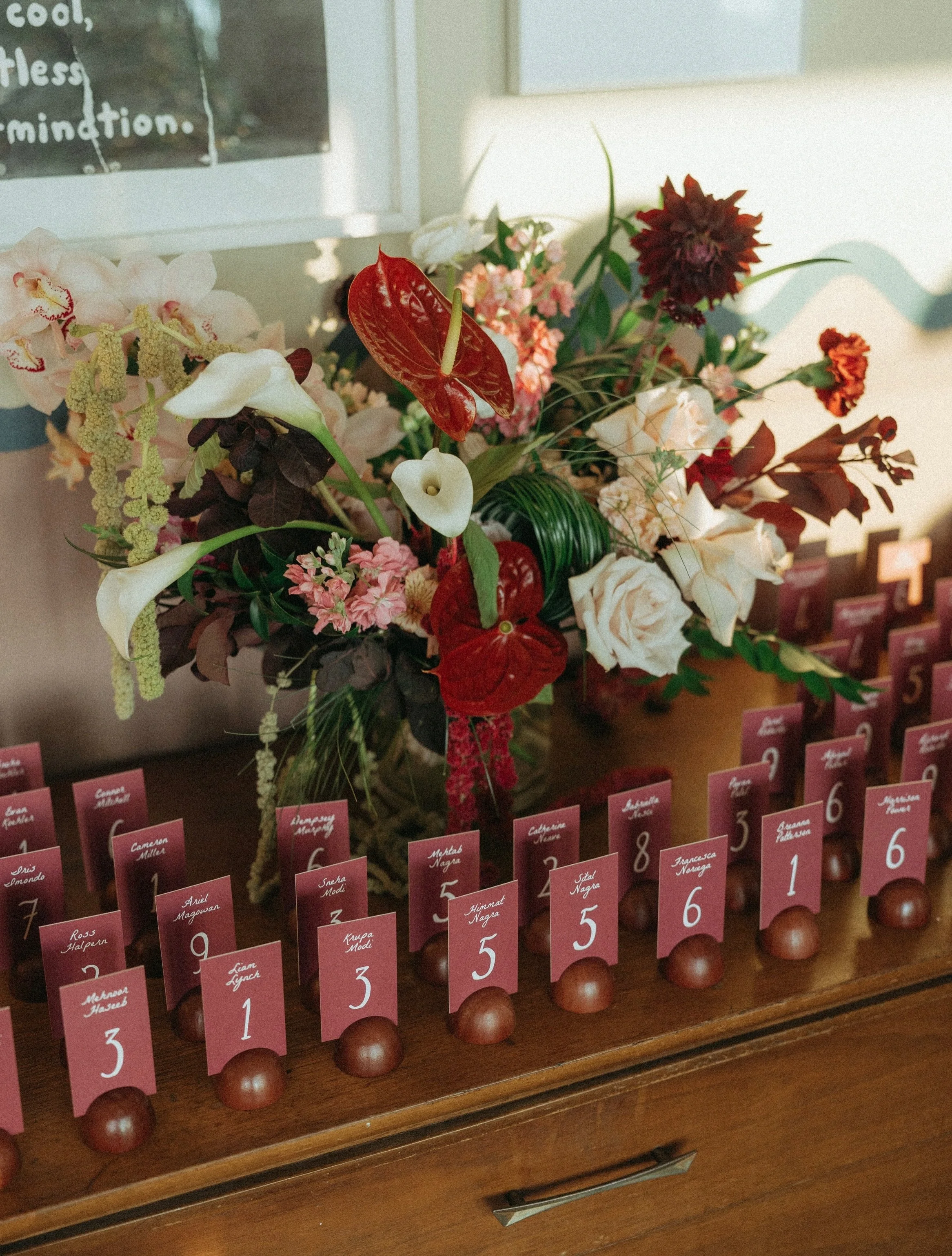Loved seeing this escort card display for Rita &amp; Jamie come together 🤎

Perfectly styled by @finallymayevents and captured by @deirdre.alston
