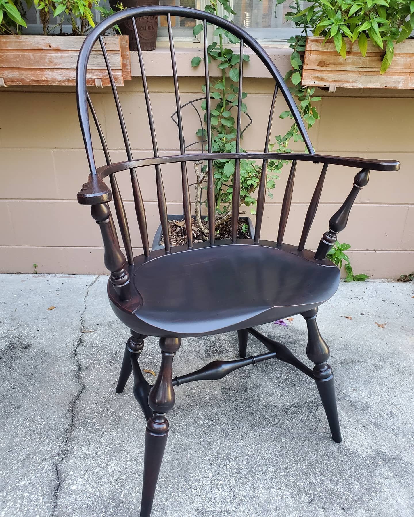 Sack back windsor in black over red
#windsorchair #chairmaking #greenwoodworking #woodworking #armchair