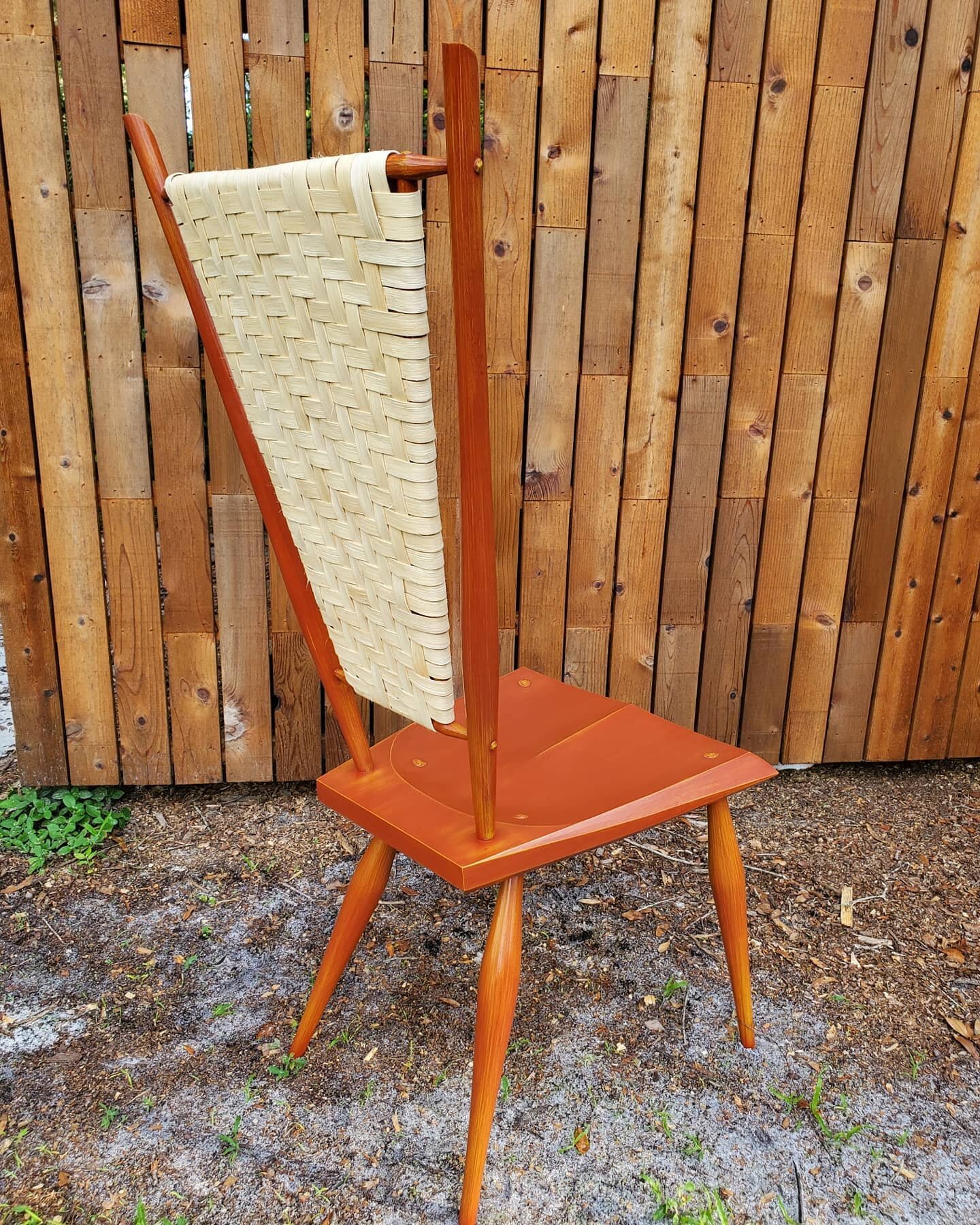 My attempt at a Buchanan favorite of mine; the Mantis chair. Used flat reed for the back and @realmilkpaintco terra cotta over mustard to create this sweltering summer color...
#windsorchair #chairmaking #greenwoodworking #woodworking #weavingfurnitu