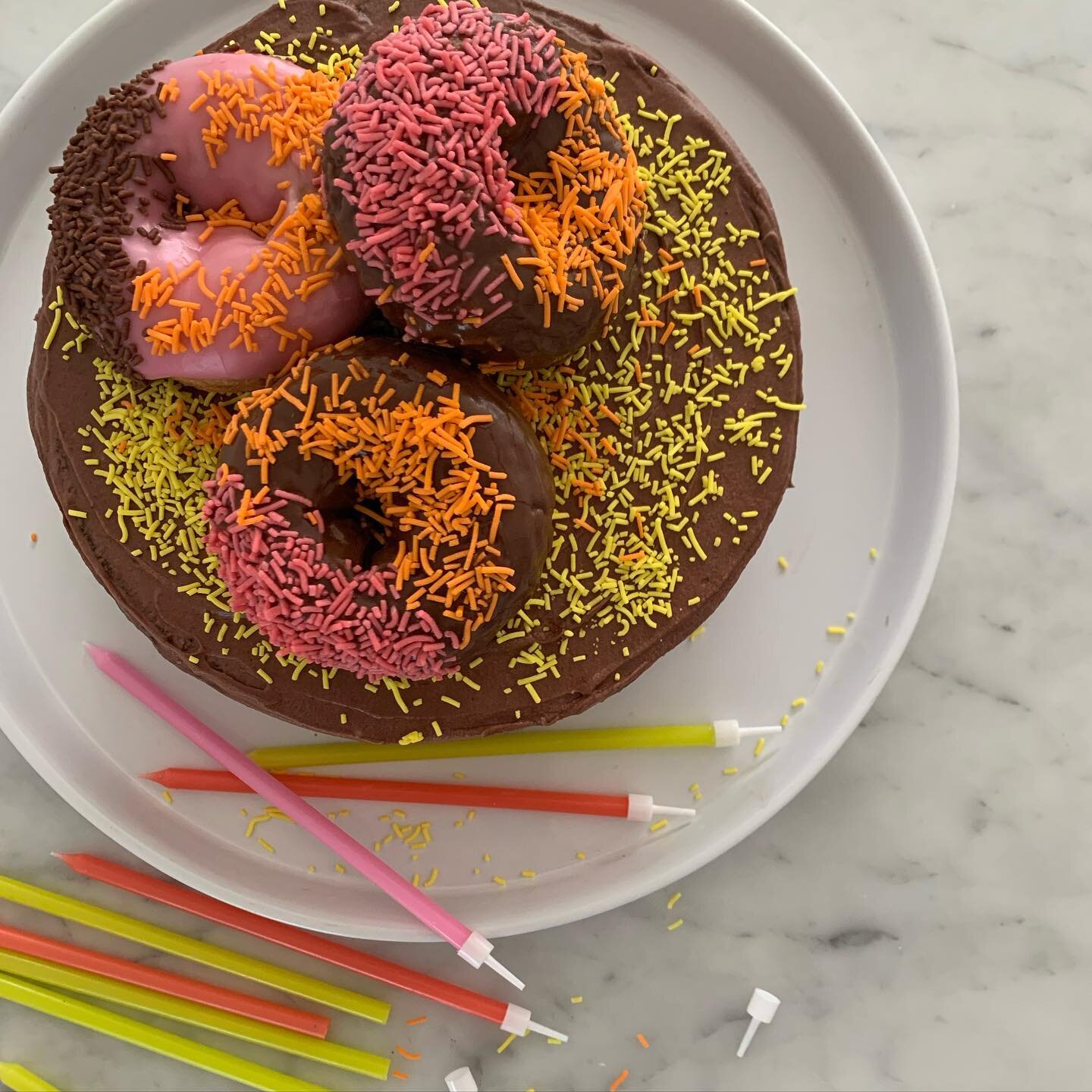 Always partial to a cheat bake off.
The special recipient knew none the wiser 🧡💛@greensbakingaustralia @woolworths_au
donuts and sprinkles #keepingitreal