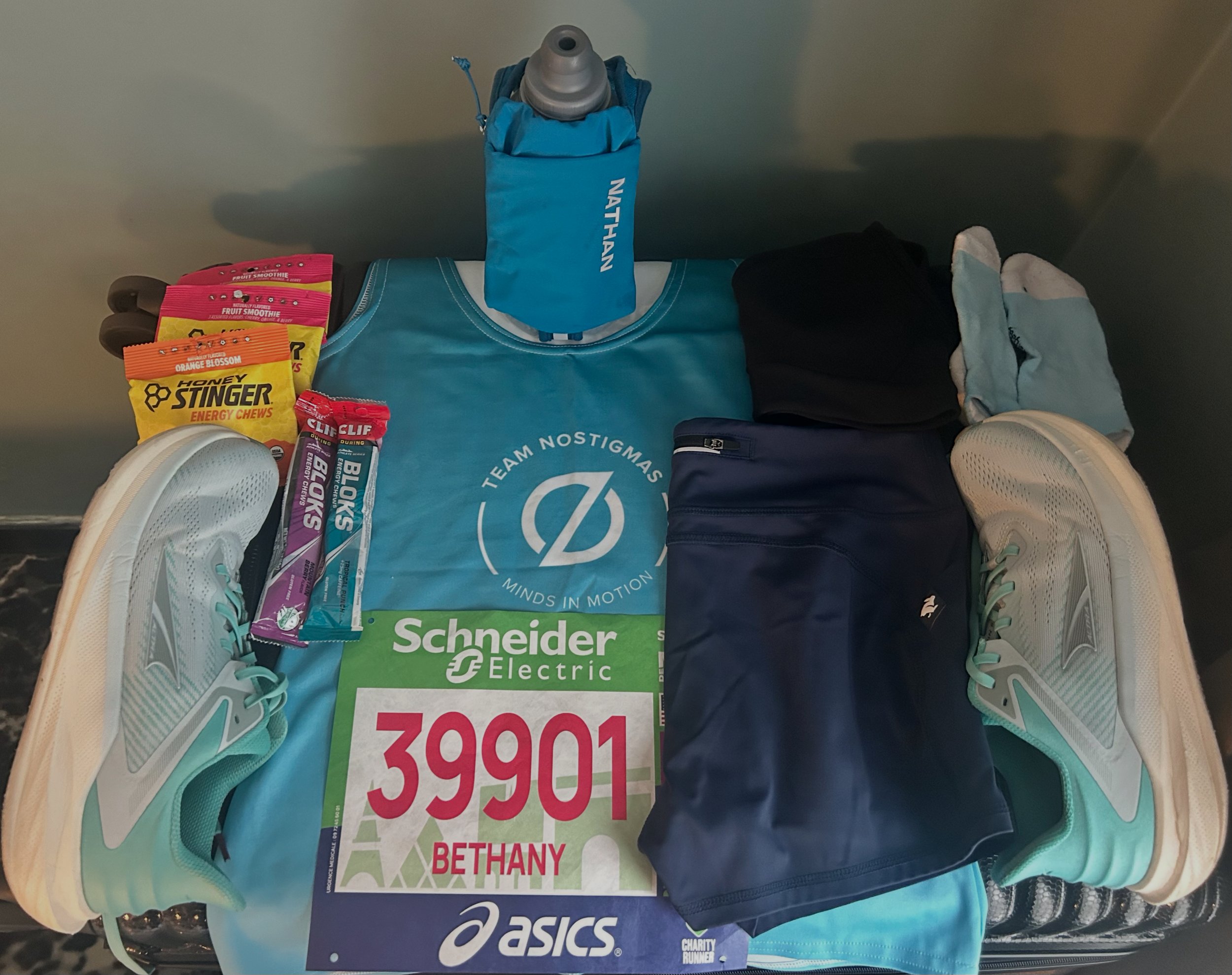 Race Kit before the Paris Marathon with the NoStigmas charity racing singlet