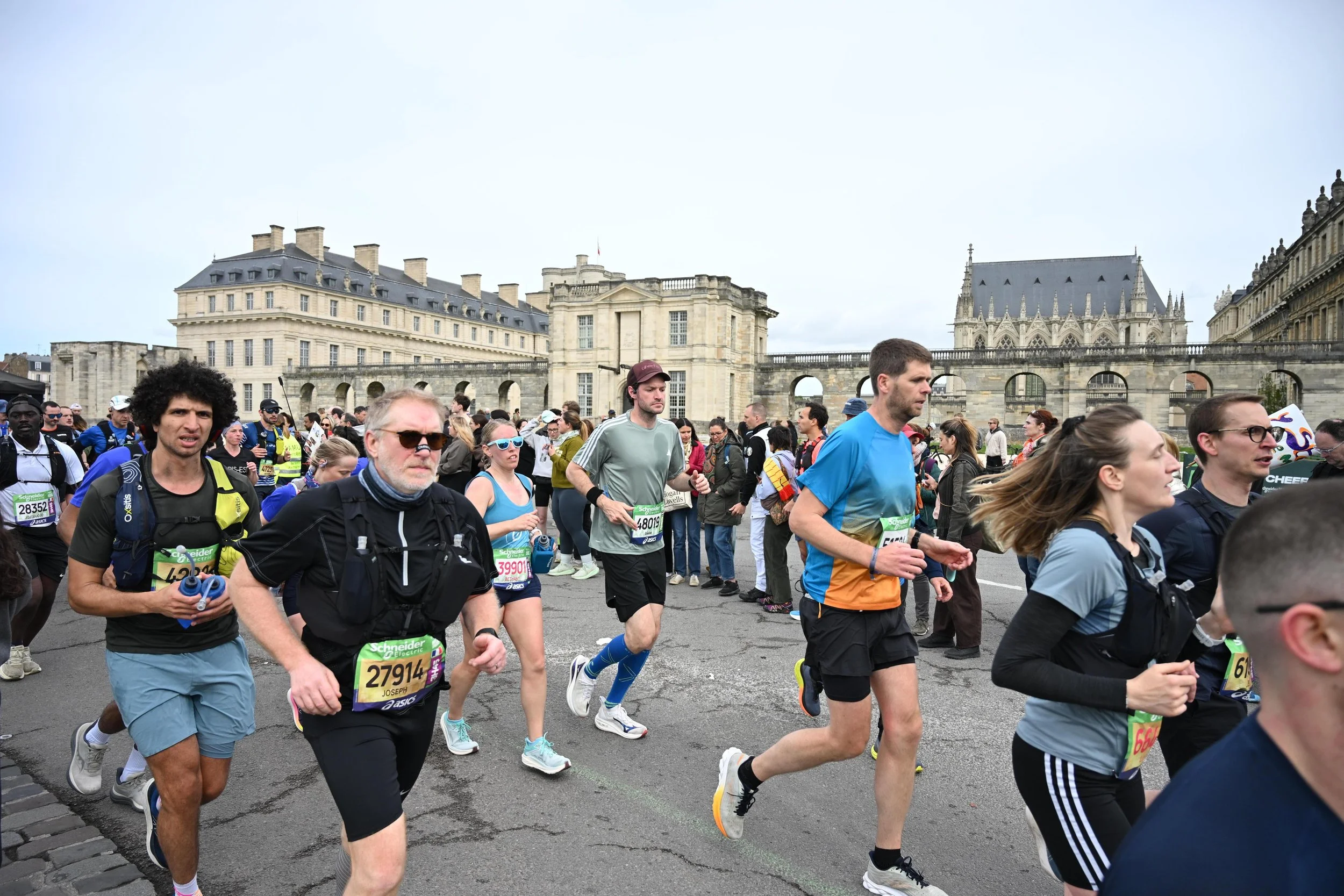 Paris Marathon 2026 running by the Lourve Museum