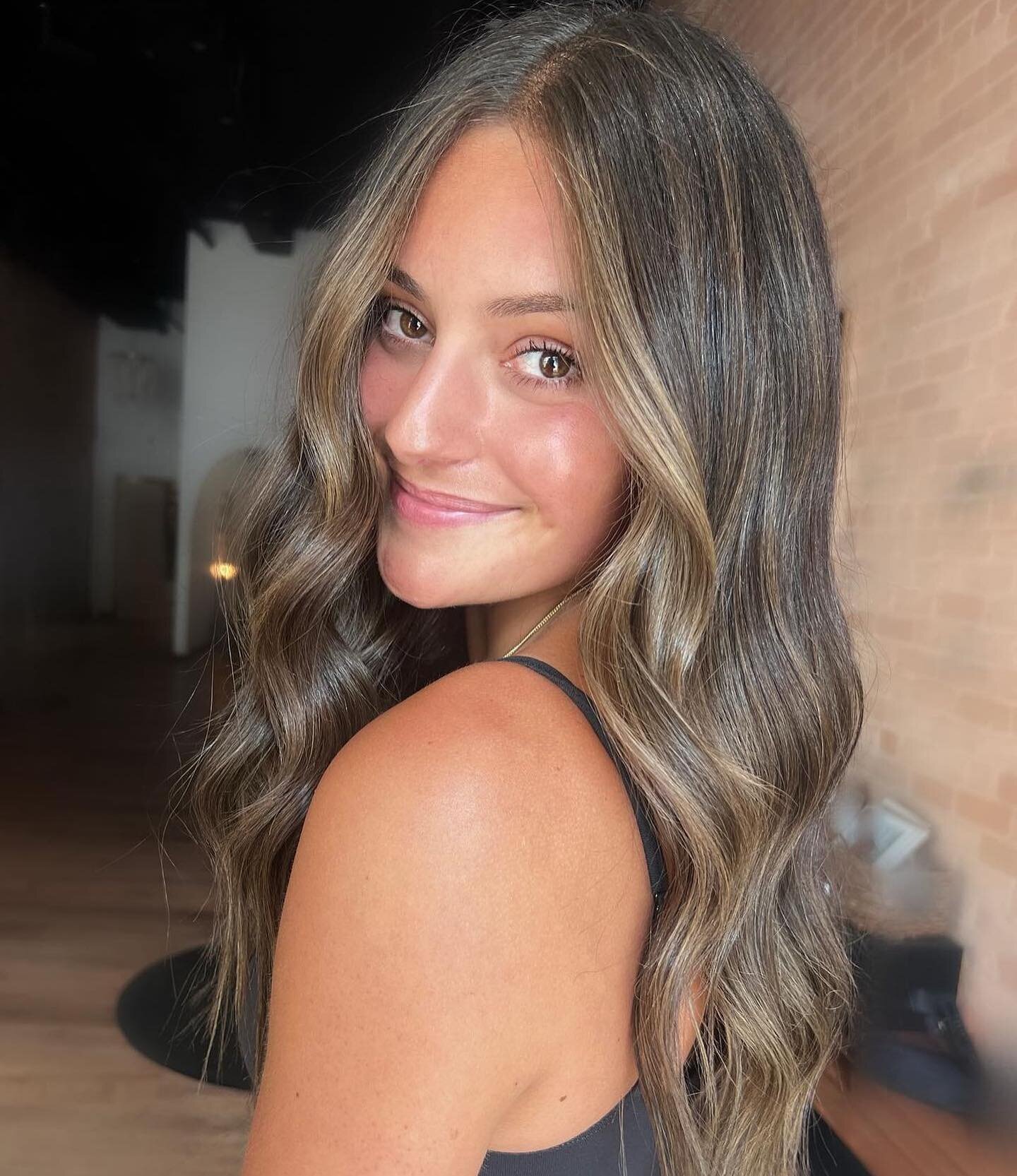 𝐌𝐄𝐒𝐒𝐀𝐆𝐄 𝐅𝐑𝐎𝐌 𝐓𝐇𝐄 𝐀𝐑𝐓𝐈𝐒𝐓 @sarahdidmyhair

&ldquo;I love creating gorgeous dimensional brunettes!

Great way to go brighter for summer and can still tone down for fall but keep it dimensional without having to lighten it.

Lightened