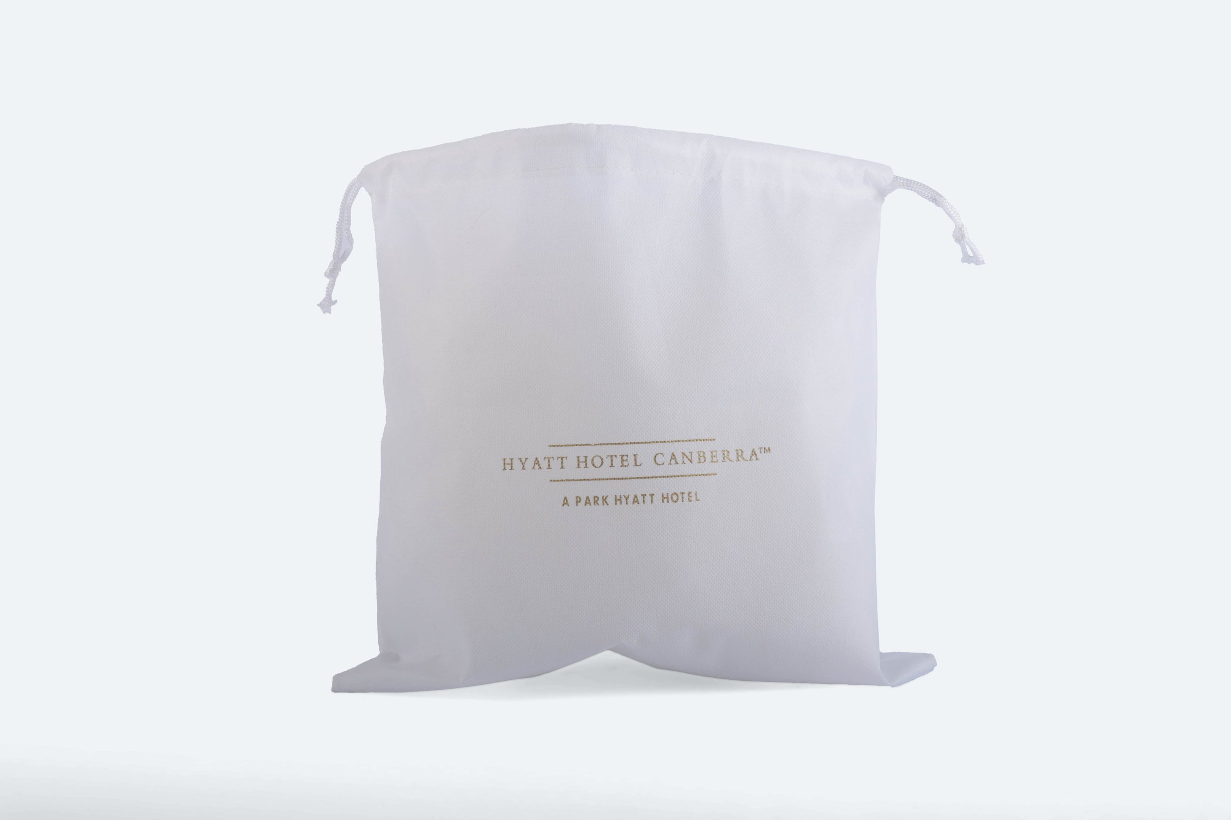 PHC021 - bag-shoe-nonwoven-white-gold-print-logo-premium-hotel-product-specialists-creation-custom-design-develop-deliver-consultantspr-final-1.JPG