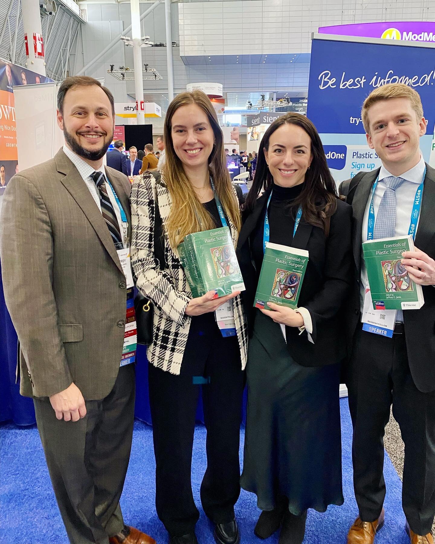 The proud owners of the very first copies of the new Janis edition, and as per Dr. Janis heavy enough to use for self defence 💪🏼📚👓 #asps #plasticsurgery #plasticsurgeryresidentlife #booknerdsunite #pstm22