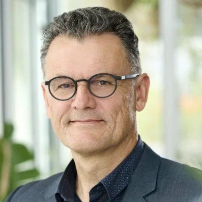 mand i sort skjorte der står i en gang