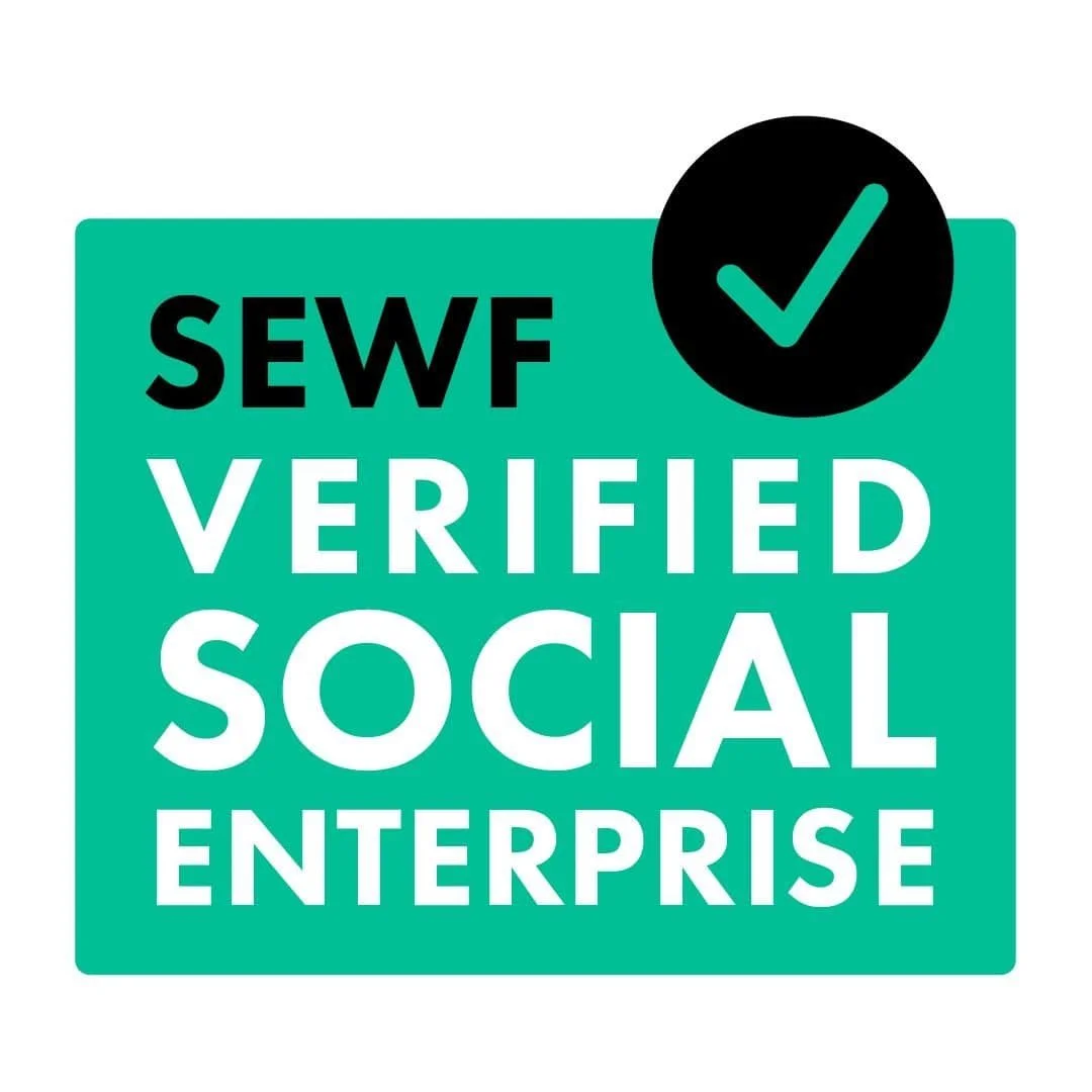 SEWF mærkat med teksten "Verified Social Enterprise" som bekræfter certificeringen af VOKS som socialøkonomisk virksomhed.