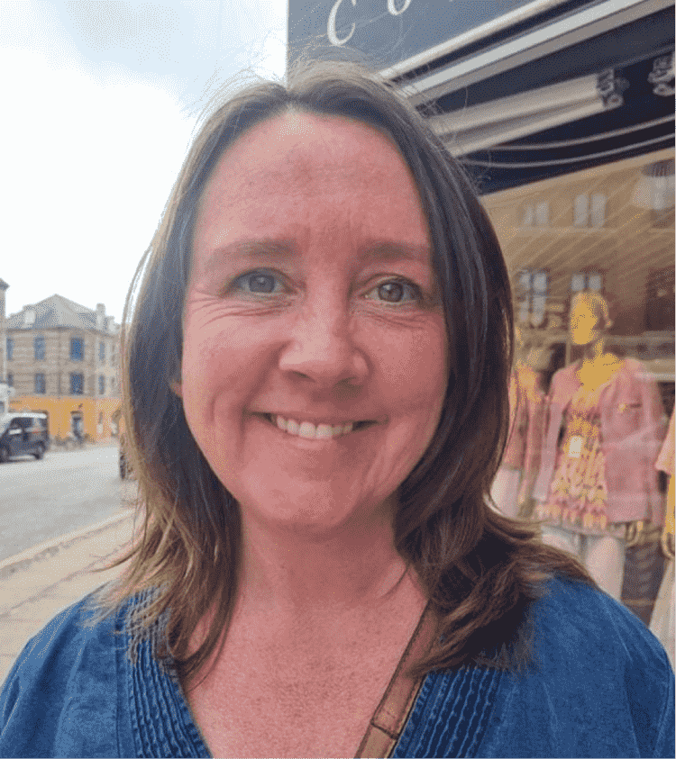 Kvinde smiler uden for