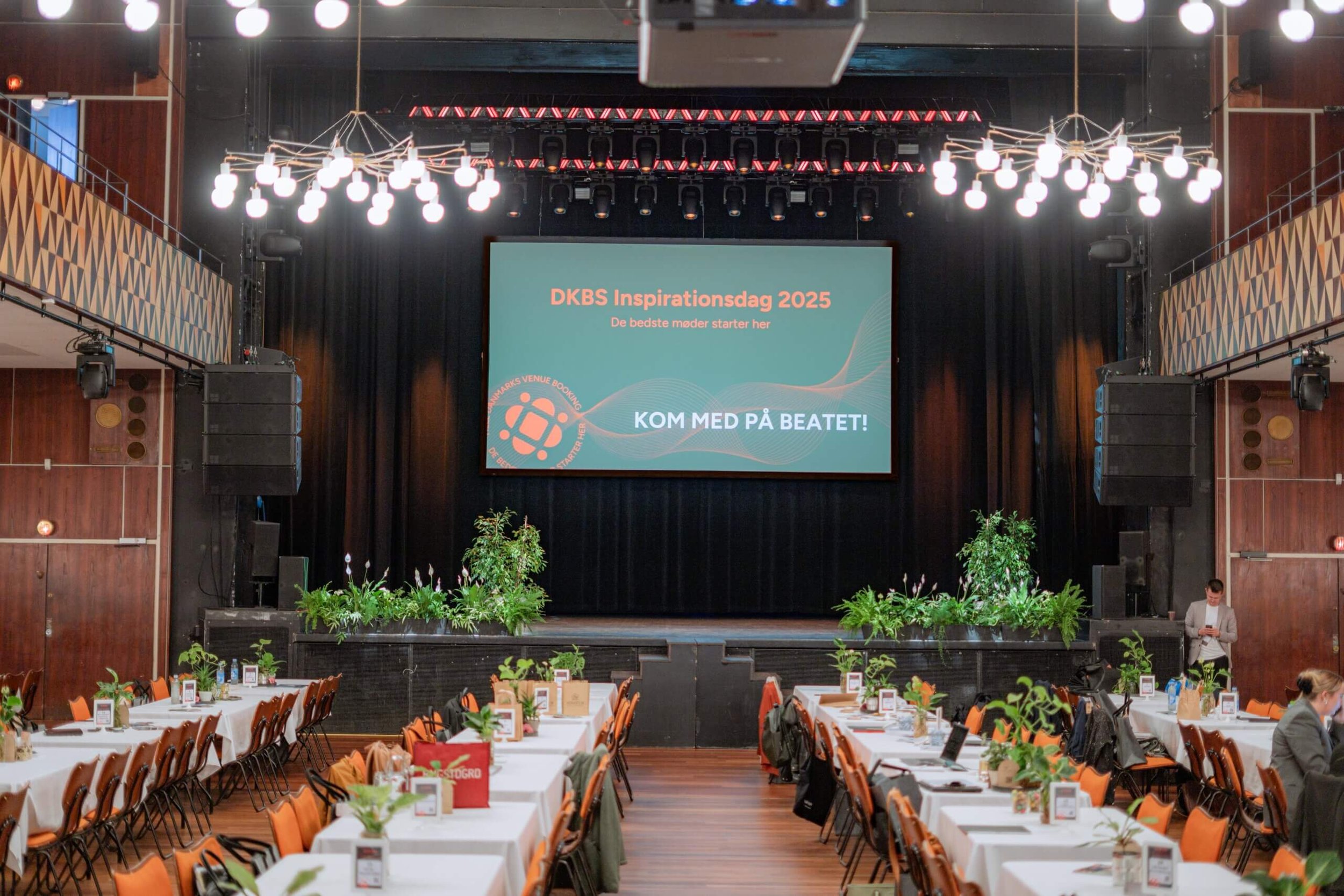 Planteudsmykning til konference og event med grøn scenekant og store planter.

Grøn udsmykning skaber en professionel ramme til konferencer og oplæg 

Billeder Mathias Hanna, Hanna Production