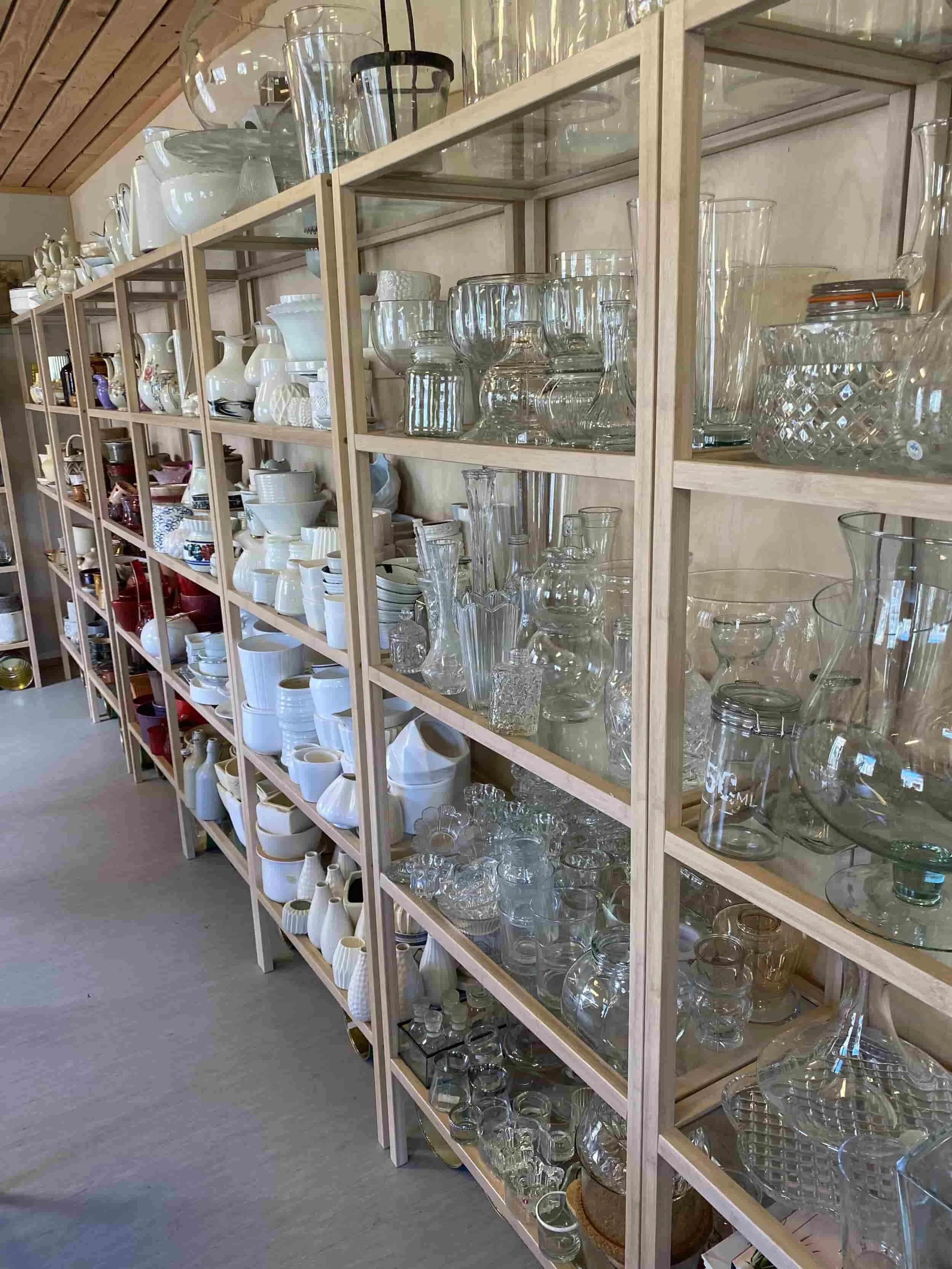 Reoler med en masse glas og keramik