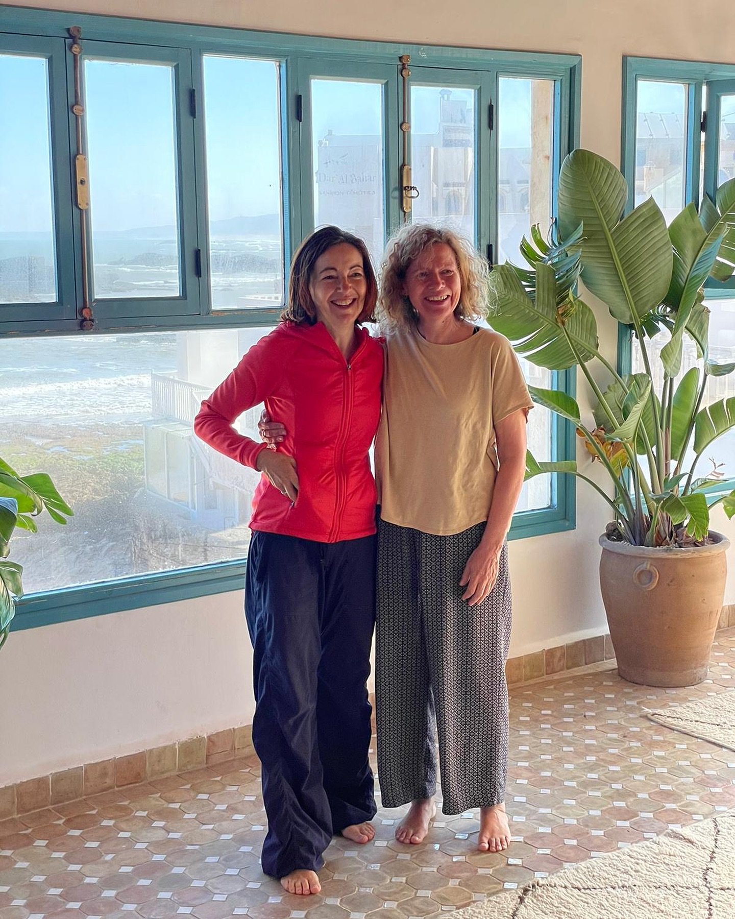 Just landing from a magical time in Morocco 🇲🇦 

Big thanks to @ceciliecia and @vibekekl who came all the way from Oslo to take this lovely photo of Rebecca and I getting ready to host the group in@the rooftop studio overlooking the sea. 

They als