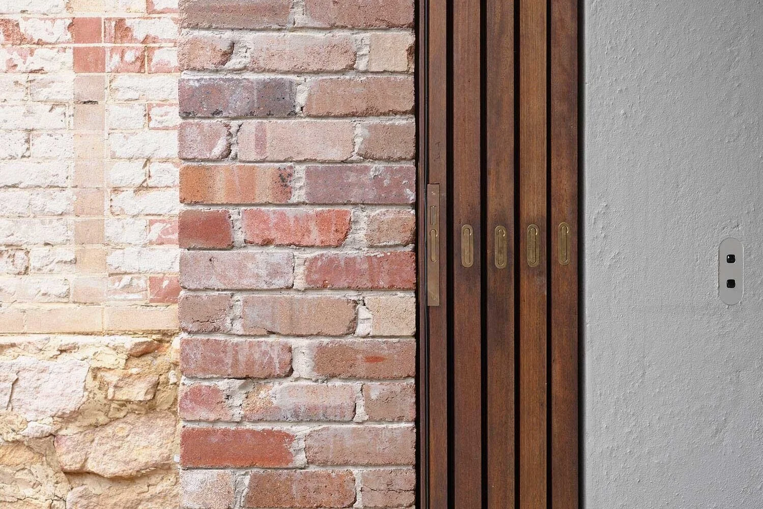 ZETR-minimal-electrical-power-light-outlet-socket-switch-modern-design-curved-flush-interiordesign-architect-kitchen-Polly-Harbison-Arent-Pyke-Garden-House-Lindfield-Australian-Homes-Photo-Anson-Smart-Yellowtrace-04