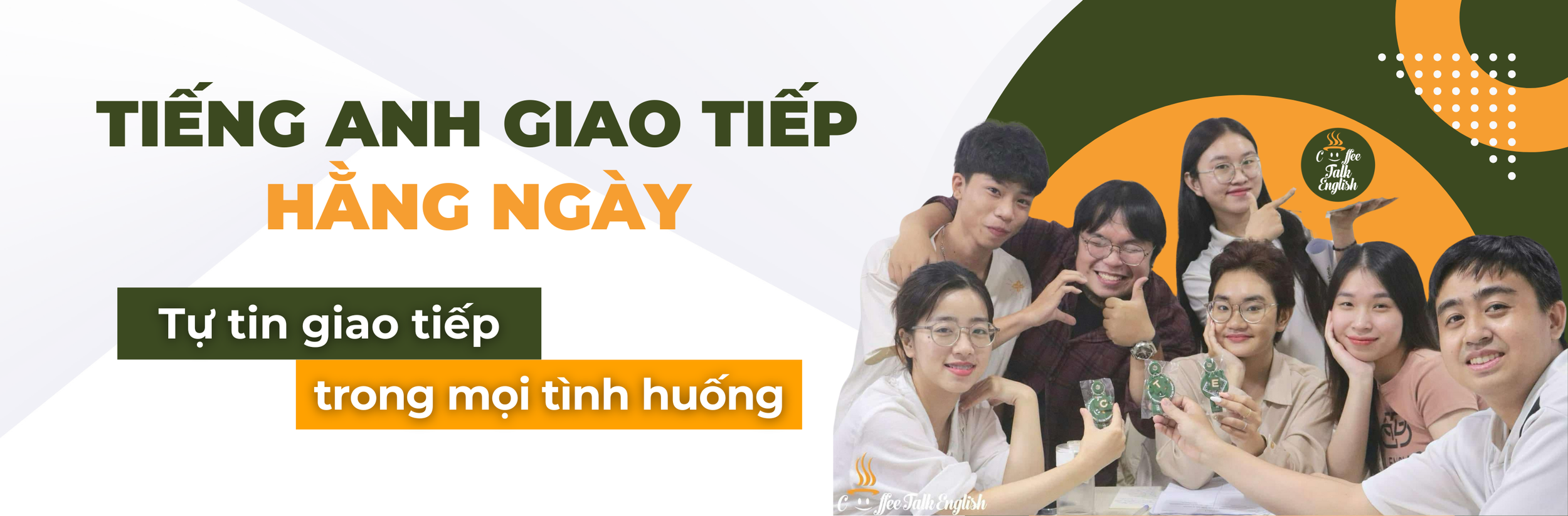 Bên trái có chữ "TIẾNG ANH GIAO TIẾP HẰNG NGÀY - Tự tin giao tiếp trong mọi tình huống". Bên phải là hình ảnh một nhóm học viên nam nữ trẻ tuổi đang cười tươi, chụp ảnh cùng nhau trong không gian lớp học ấm cúng.