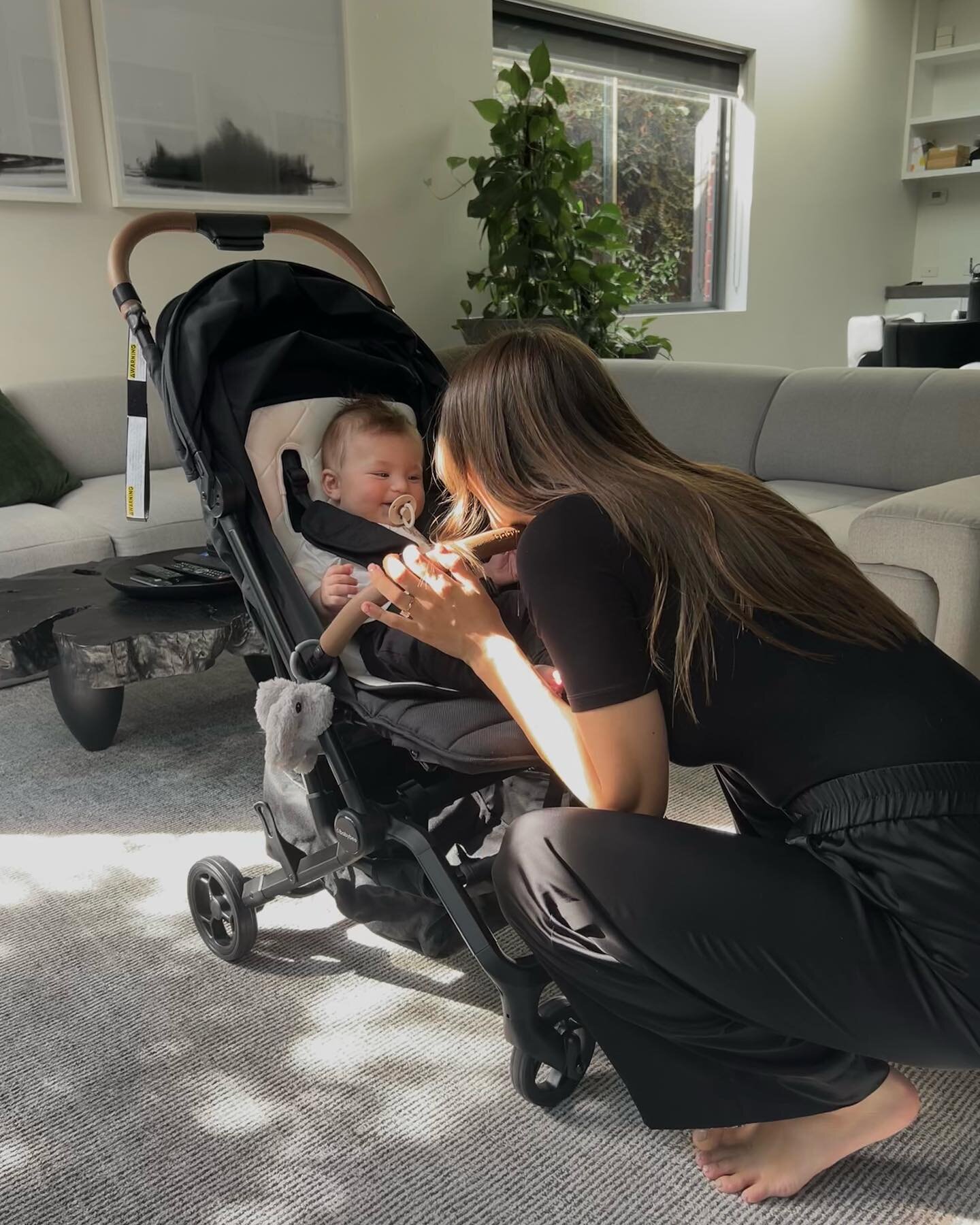 Introducing some new additions to our 5 month old. Babybee have a great range of products to carry you through from newborn to toddler. We are heading to Singapore very soon and wanted to opt for a lightweight travel pram. The Miles Pram weighs under