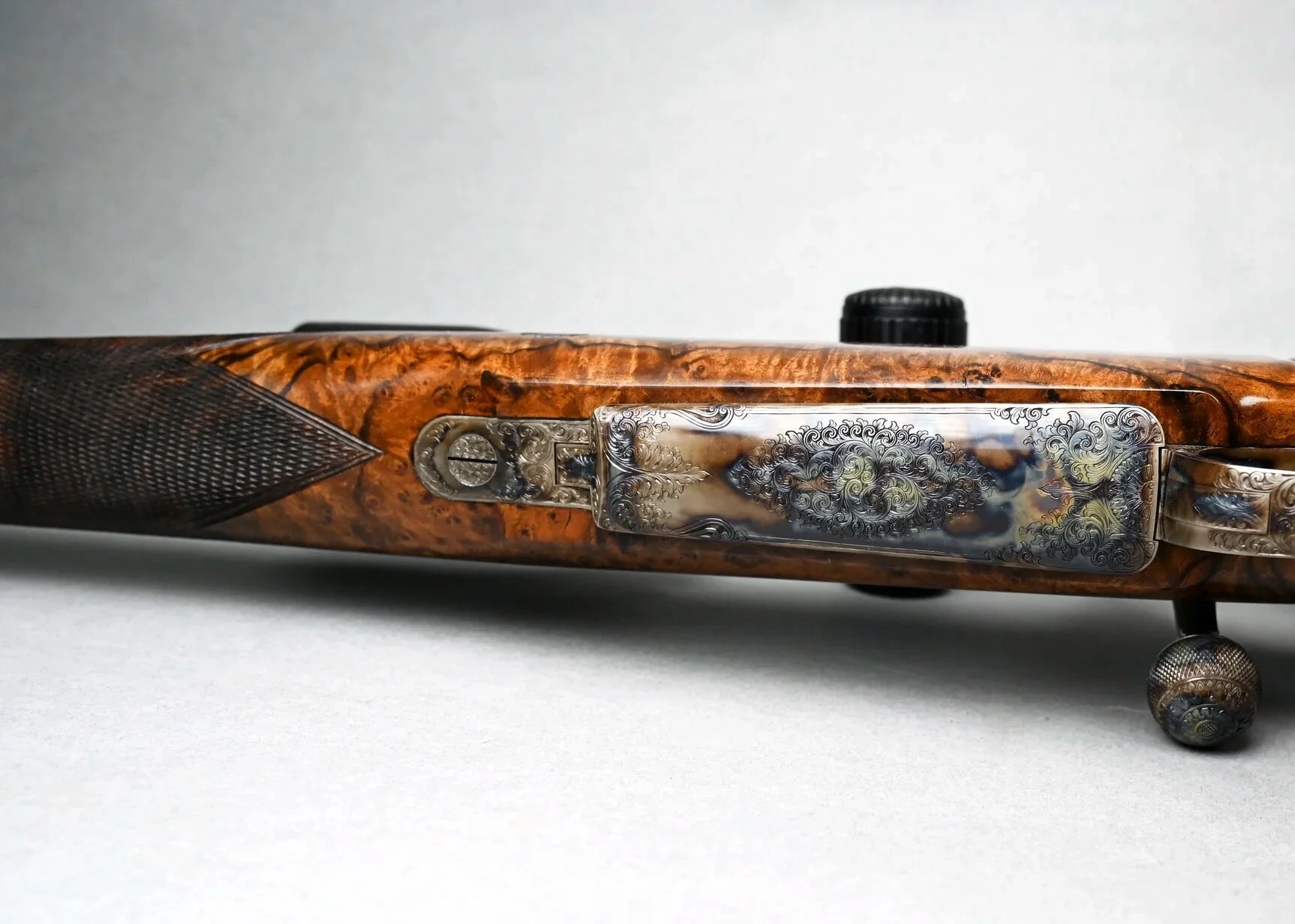 Butzer 98
• Neusystem Mayfair in .300 Win. Mag.
• Heym Matchlauf 600 mm
• Sonderzüngel
• Magazinkapazität 4+1
• Querstollen
• Mündungsgewinde
• Handschäftung mit geradem Schaftrücken
• Ebenholzabschluss
• handgeschnittene Fischhaut
• Lederschaftkappe