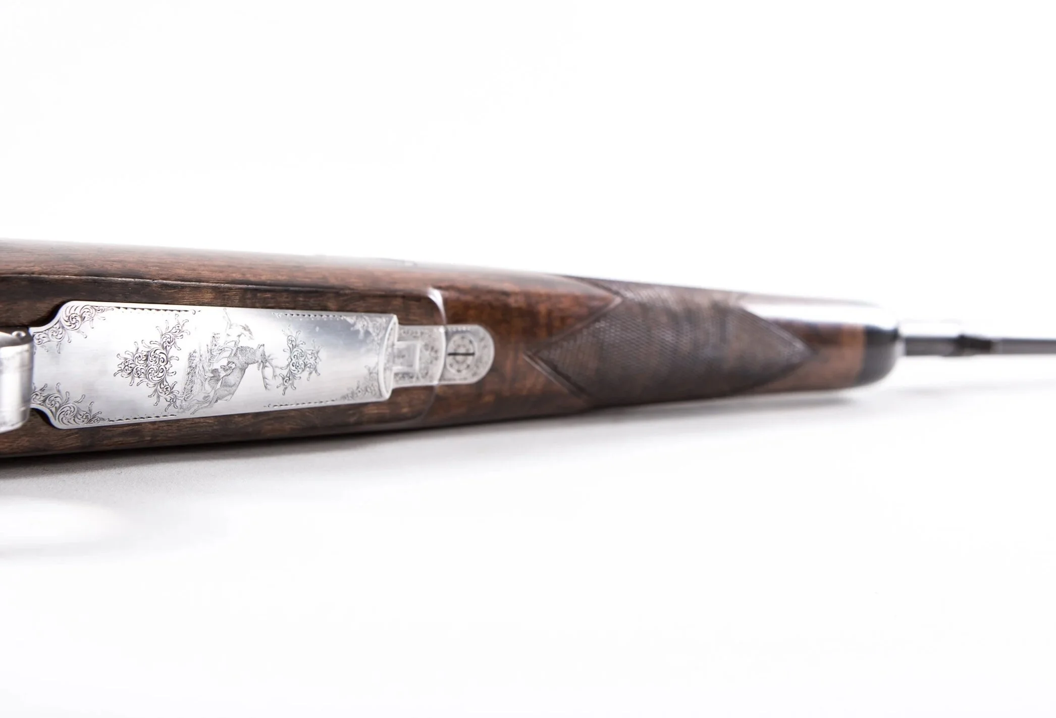 Butzer 98
• Neusystem Mayfair in 9,3 x 62
• Heym Matchlauf 580 mm
• Sonderzüngel
• Magazinkapazität 4+1
• doppelter Querstollen
• Handschäftung mit geradem Schaftrücken
• Ebenholzabschluss
• handgeschnittene Fischhaut
• Lederschaftkappe
• langer Büge